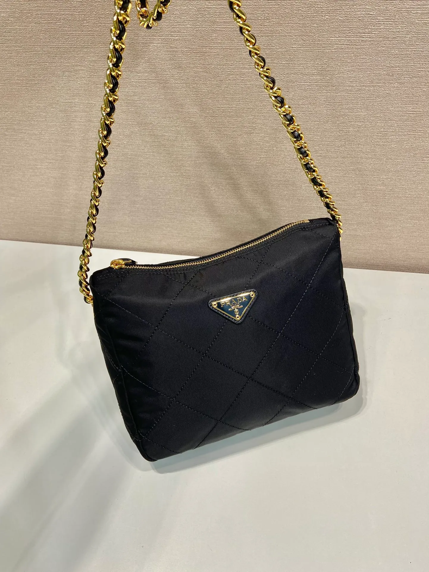 💰1020🎉Middle-aged crossbody bag🎉🎉🎉1BD646🎉🎉 This Vintage medium-sized chain rhombus hobo bag has a great design👏👏 Purely handmade nylon rhombus design, can be worn on one shoulder or crossbody, and the imported black gold chain is really the eternal theme of vintage😘😘It is simple and elegant, with large capacity and space👍The upper body is particularly trendy, versatile and fashionable. No matter casual or formal, they all have a stable temperament. Hurry up and get it🙊I love this second-hand hobo bag😘😘 Length 22x height 19x bottom 8cm