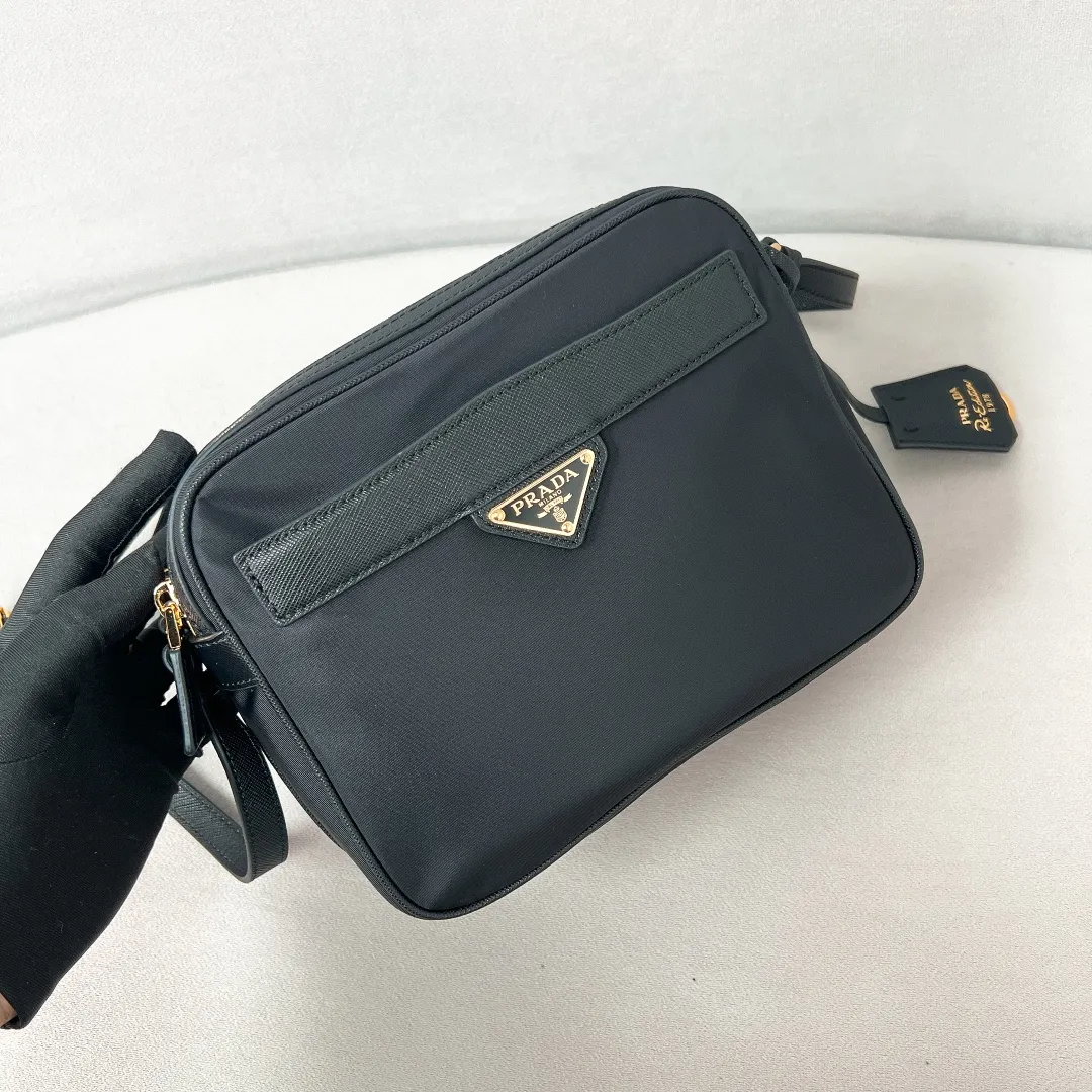 💰1160✨New product debut✨2024Summer new product Re-Edition1978 mini shoulder bag 1BH218 New design mini shoulder bag Made of imported nylon fabric➕Saffiano cowhide trim Elegant and simple bag design Classic logo gold triangle logo on the front Equipped with full leather adjustable long shoulder strap Double zipper closure Equipped with two space compartments➕zipper patch pocket and mobile phone patch pocket Meets exquisite storage needs, perfect details comparable to brick cabinets, super awesome 5🌟 size: 21*17*8cm black