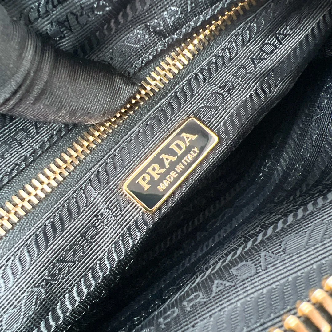 💰1160✨New product debut✨2024Summer new product Re-Edition1978 mini shoulder bag 1BH218 New design mini shoulder bag Made of imported nylon fabric➕Saffiano cowhide trim Elegant and simple bag design Classic logo gold triangle logo on the front Equipped with full leather adjustable long shoulder strap Double zipper closure Equipped with two space compartments➕zipper patch pocket and mobile phone patch pocket Meets exquisite storage needs, perfect details comparable to brick cabinets, super awesome 5🌟 size: 21*17*8cm black