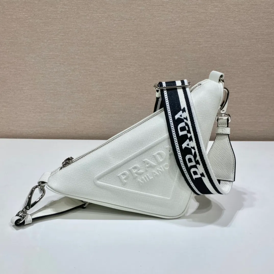 💰1520🎉Embroidered webbing triangle bag🎉2VH155🎉🎉 This triangle bag captures the symbolic geometric shape of the P family. It is made of the brand's iconic Saffiano leather, showing unique cross-parallel features and a large embossed triangle logo. My favorite is this webbing embroidered shoulder strap😘It can be detached to match other bags. The capacity is very large and the feel must be soft👏👏Universal model for men and women🎉🎉, perfect, hurry up and get it🎉🎉 Length 28x Height 18x ​​Bottom 11cm🎉🎉🎉👏👏👏