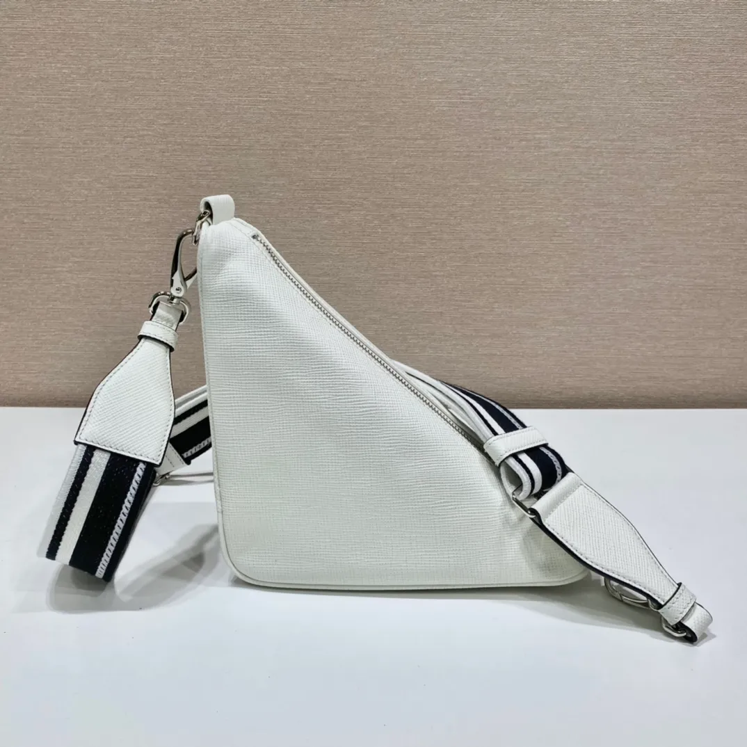 💰1520🎉Embroidered webbing triangle bag🎉2VH155🎉🎉 This triangle bag captures the symbolic geometric shape of the P family. It is made of the brand's iconic Saffiano leather, showing unique cross-parallel features and a large embossed triangle logo. My favorite is this webbing embroidered shoulder strap😘It can be detached to match other bags. The capacity is very large and the feel must be soft👏👏Universal model for men and women🎉🎉, perfect, hurry up and get it🎉🎉 Length 28x Height 18x ​​Bottom 11cm🎉🎉🎉👏👏👏