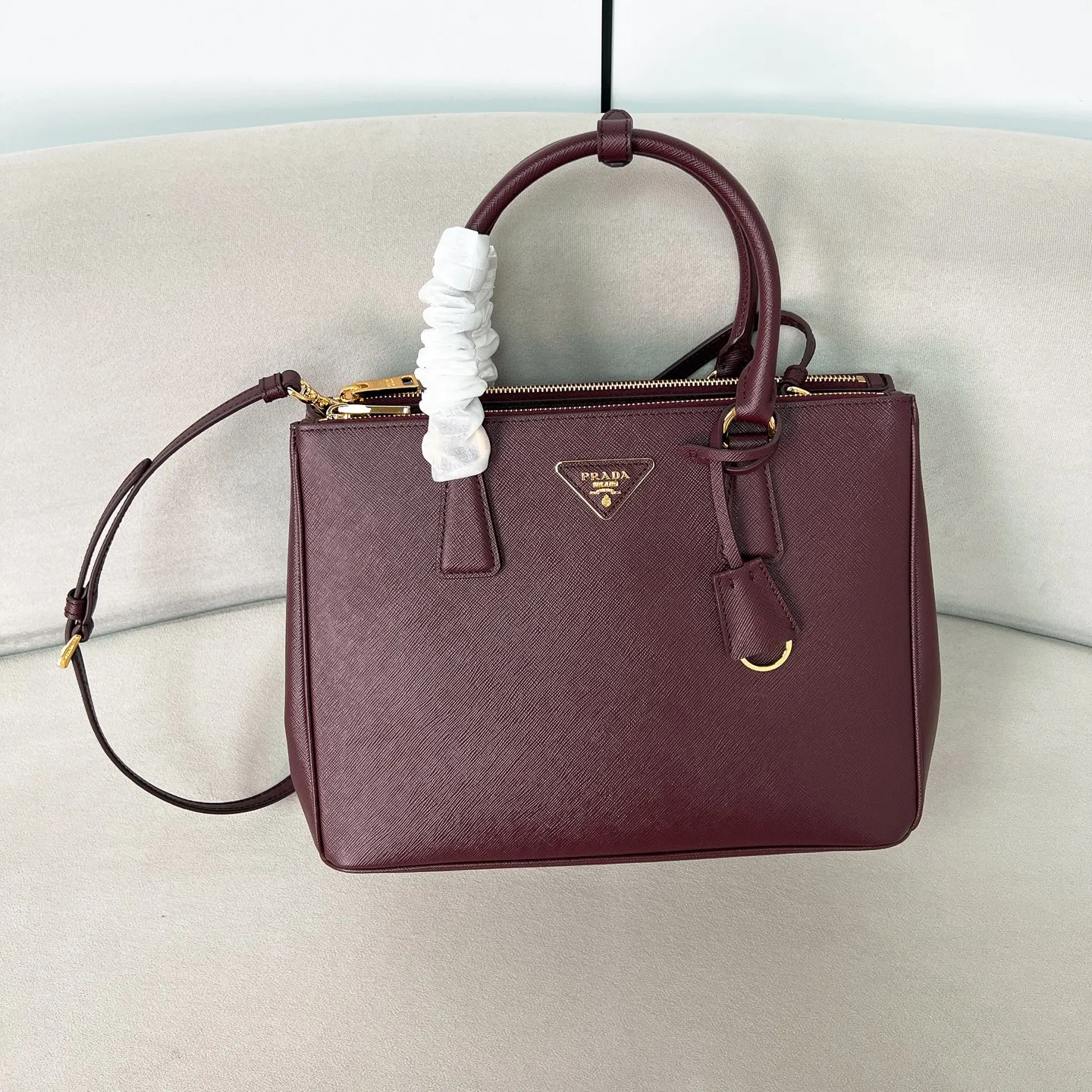 💰2040✨New Killer Bag✨P Classic Galleria Saffiano Leather Handbag - "Killer Bag" 1Ba274 People who understand fashion love killer bags. The bag should look like a killer bag. Carefully crafted with Saffiano cross pattern imported from Italy. Minimalist and capable bag shape with triangular metal lettering logo. Double zipper design. The main bag in the middle has a large capacity. Double handles and detachable shoulder straps make it portable or shoulder-wearable. Side snap closure adds elegance and elegance to the bag body. Size 32*24*13.5 Burgundy color