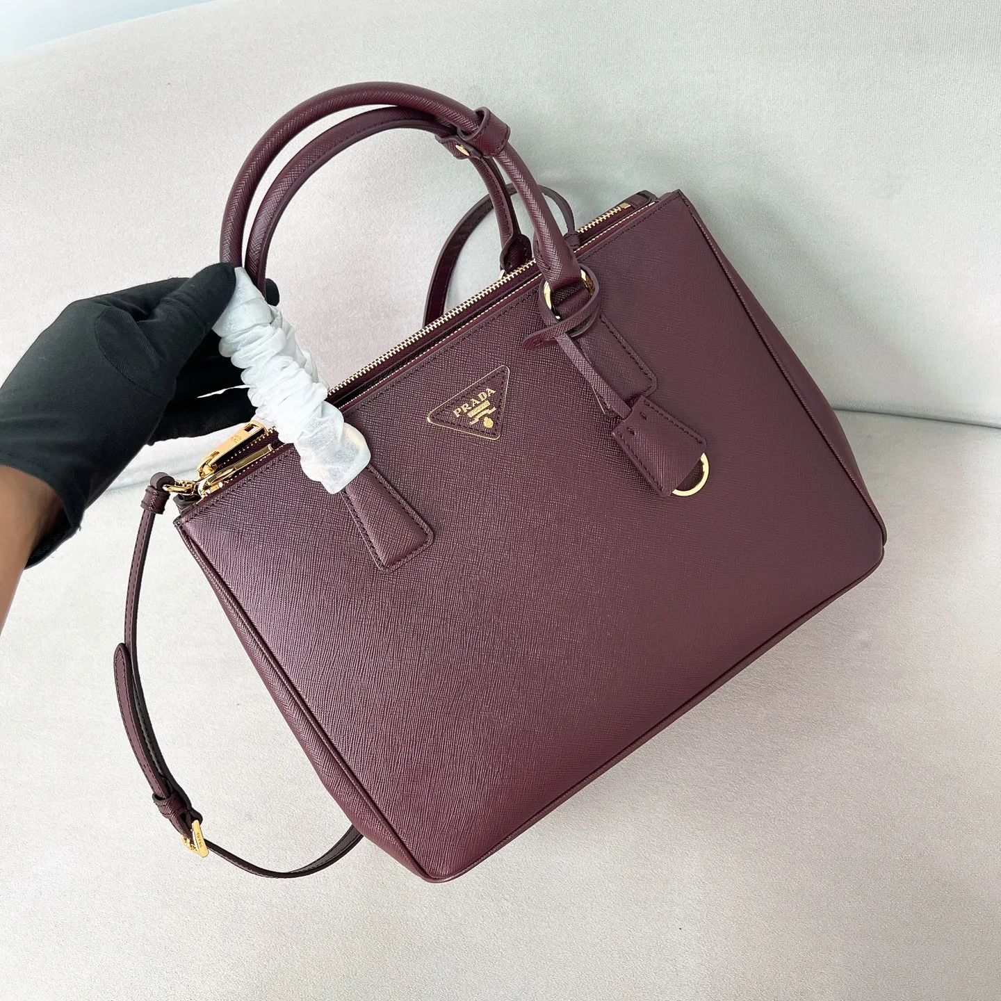 💰2040✨New Killer Bag✨P Classic Galleria Saffiano Leather Handbag - "Killer Bag" 1Ba274 People who understand fashion love killer bags. The bag should look like a killer bag. Carefully crafted with Saffiano cross pattern imported from Italy. Minimalist and capable bag shape with triangular metal lettering logo. Double zipper design. The main bag in the middle has a large capacity. Double handles and detachable shoulder straps make it portable or shoulder-wearable. Side snap closure adds elegance and elegance to the bag body. Size 32*24*13.5 Burgundy color
