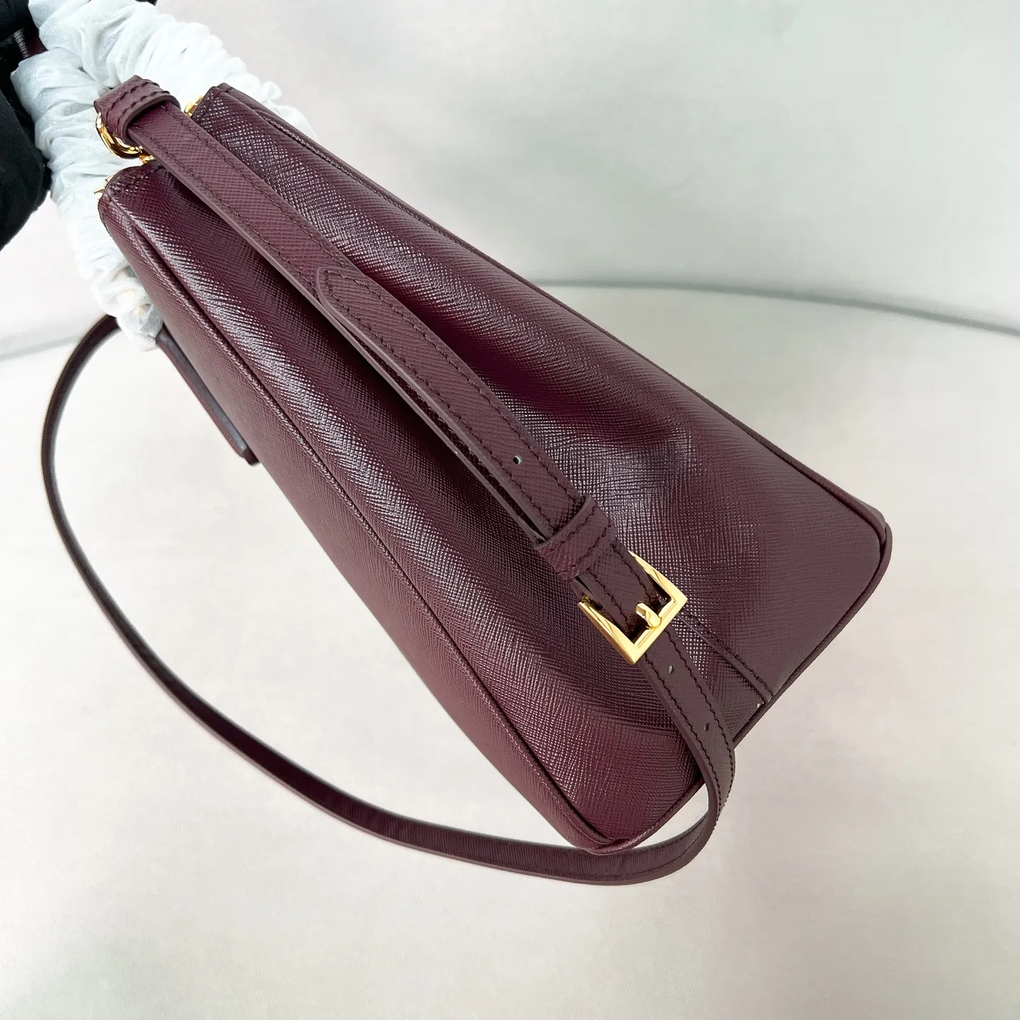 💰2040✨New Killer Bag✨P Classic Galleria Saffiano Leather Handbag - "Killer Bag" 1Ba274 People who understand fashion love killer bags. The bag should look like a killer bag. Carefully crafted with Saffiano cross pattern imported from Italy. Minimalist and capable bag shape with triangular metal lettering logo. Double zipper design. The main bag in the middle has a large capacity. Double handles and detachable shoulder straps make it portable or shoulder-wearable. Side snap closure adds elegance and elegance to the bag body. Size 32*24*13.5 Burgundy color