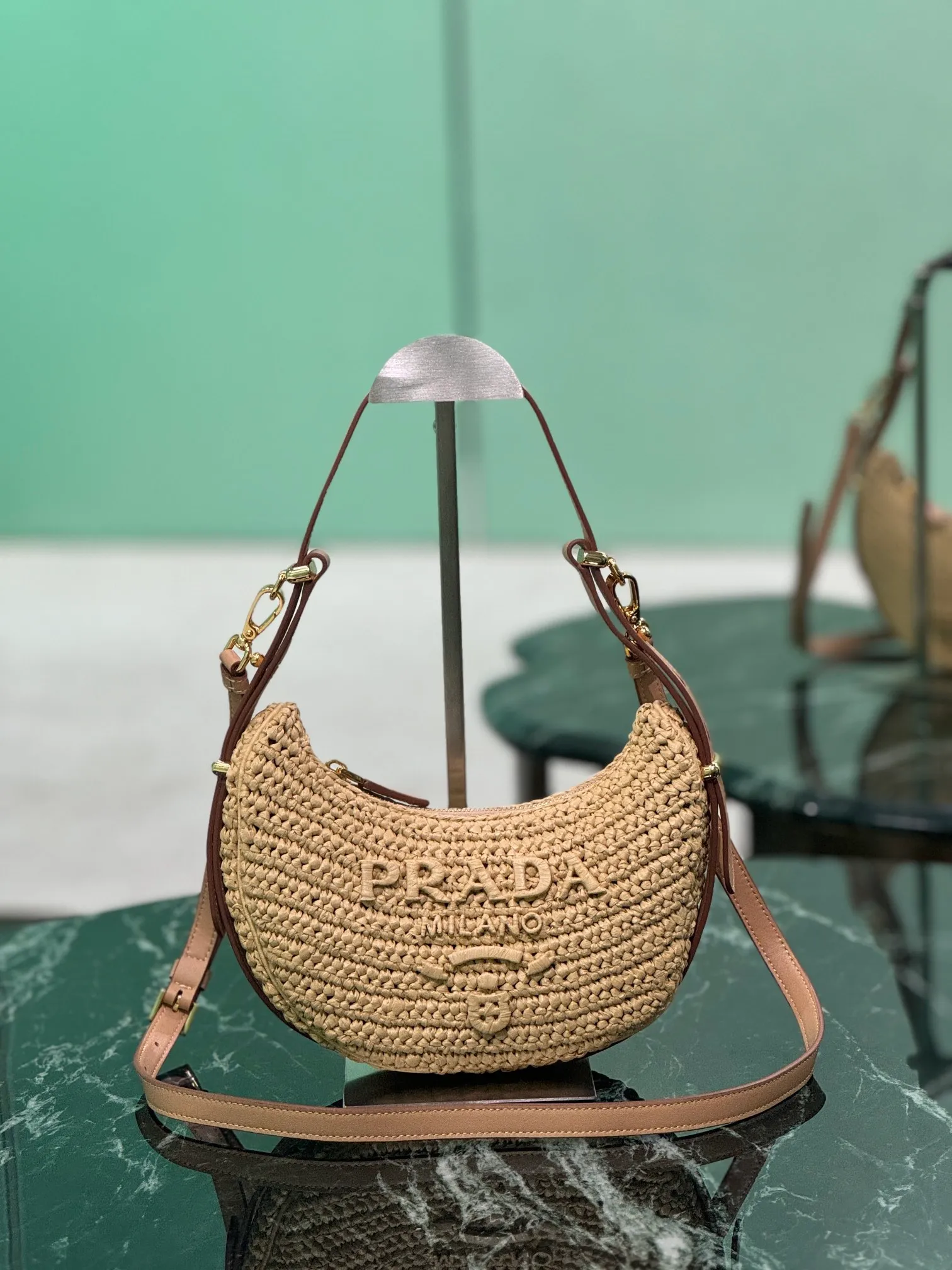 💰1700🌟The new woven moon bag features a half-moon silhouette with curves and charm, and the raffia fabric gives it structure and uniqueness. It has been reinterpreted with a more refined design, full of summer mood, and cleverly added details such as handles and detachable shoulder straps to create a variety of styles. Dimensions: length 6×height 18.5cm×width 22.5cm Style number: 1BC194