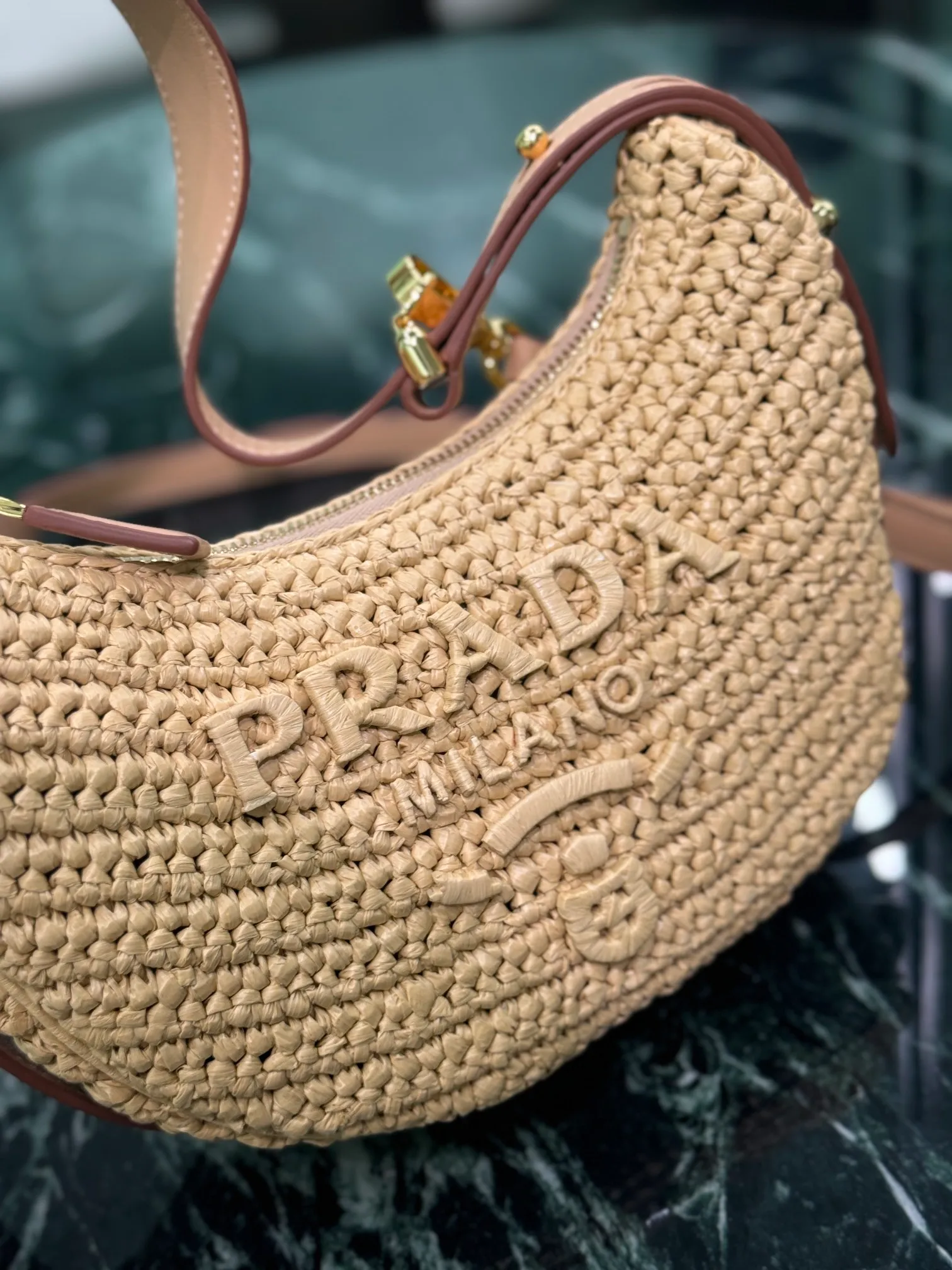 💰1700🌟The new woven moon bag features a half-moon silhouette with curves and charm, and the raffia fabric gives it structure and uniqueness. It has been reinterpreted with a more refined design, full of summer mood, and cleverly added details such as handles and detachable shoulder straps to create a variety of styles. Dimensions: length 6×height 18.5cm×width 22.5cm Style number: 1BC194