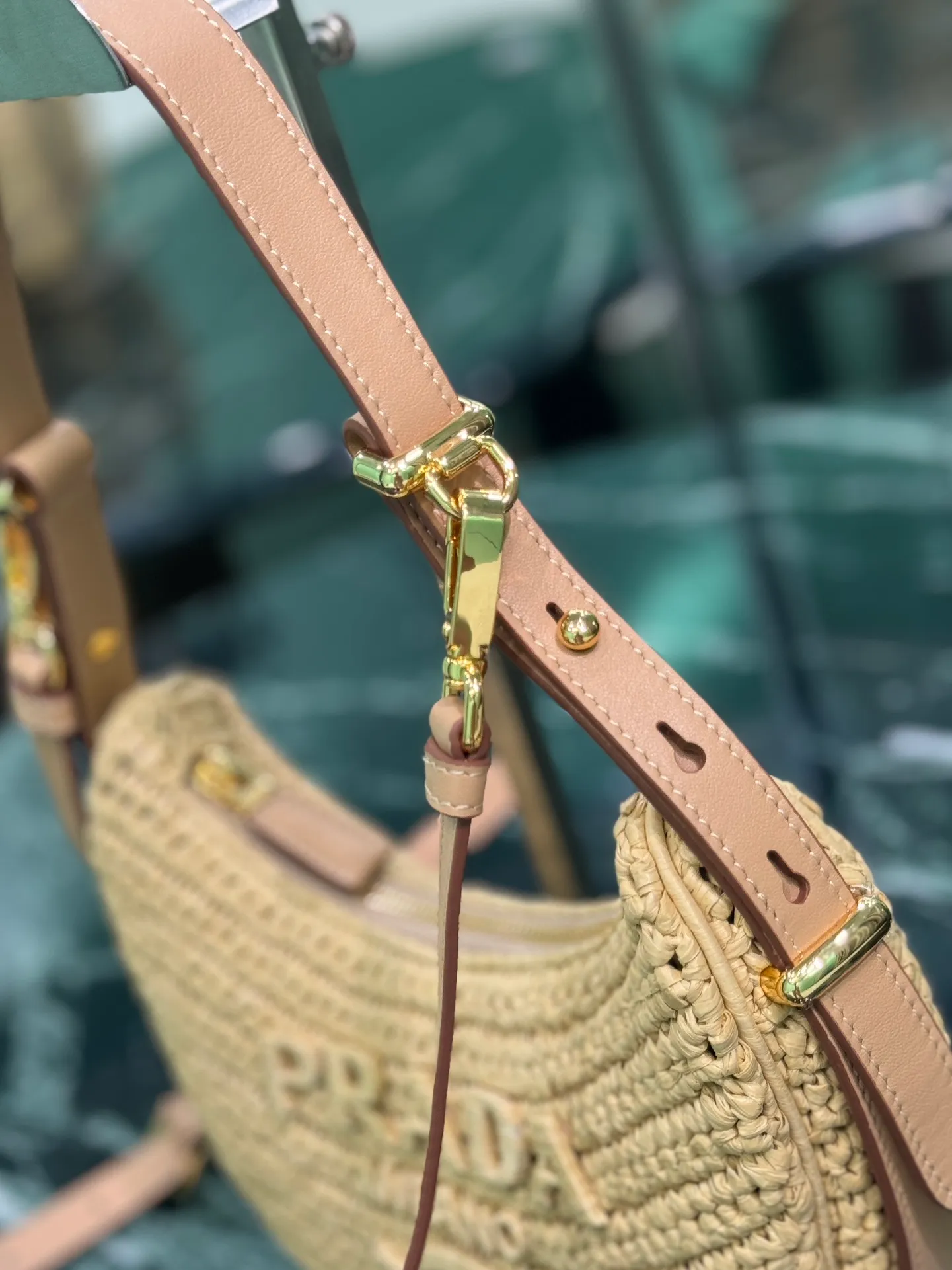 💰1700🌟The new woven moon bag features a half-moon silhouette with curves and charm, and the raffia fabric gives it structure and uniqueness. It has been reinterpreted with a more refined design, full of summer mood, and cleverly added details such as handles and detachable shoulder straps to create a variety of styles. Dimensions: length 6×height 18.5cm×width 22.5cm Style number: 1BC194