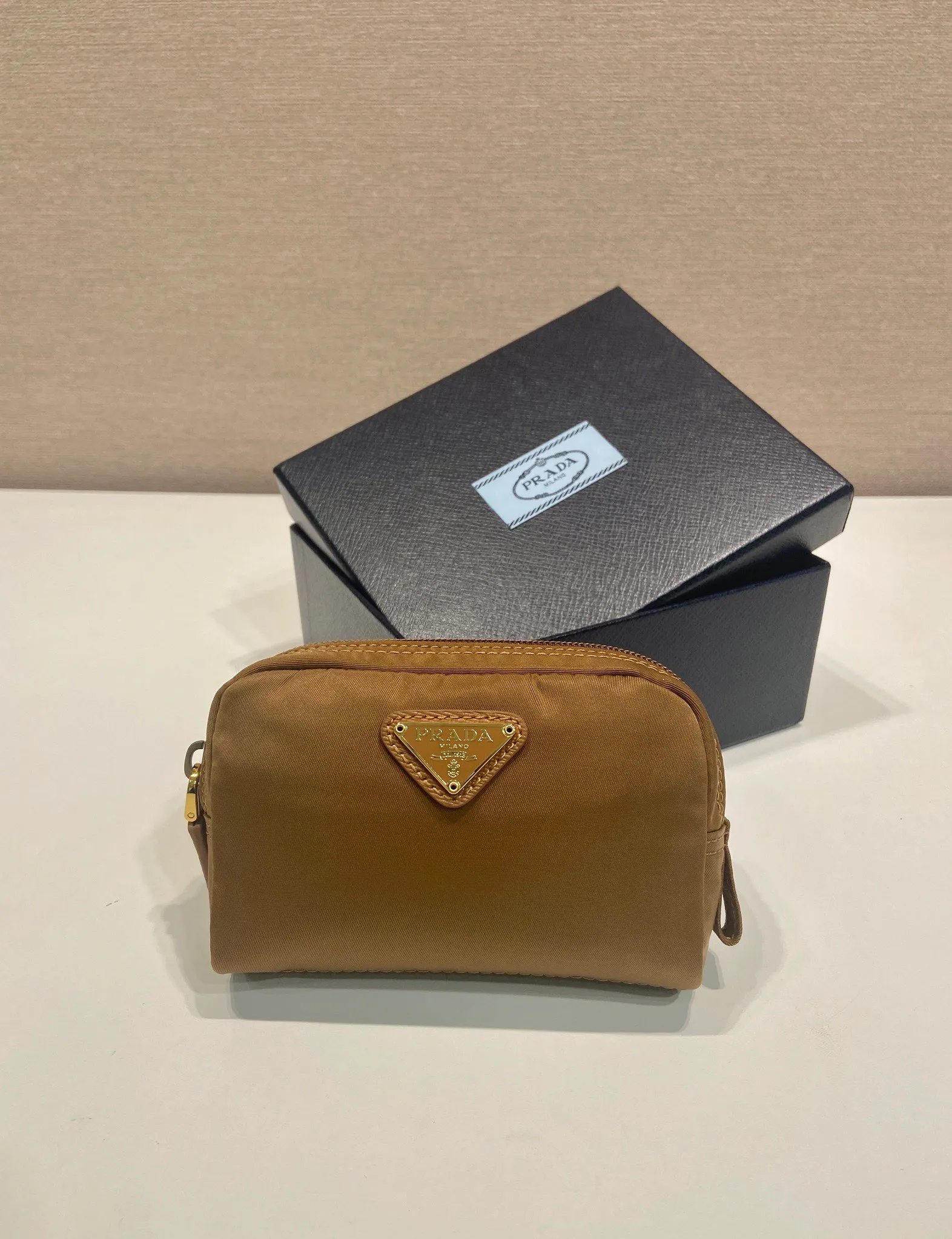 💰280🎉Small clutch🎉1NA339 new color🎉🎉 This clutch is made of innovative Prada Re-Nylon regenerated nylon. The bag has a zipper design, the inner pocket is equipped with a zipper pocket, top-grade hardware, large capacity space, cards/car keys🔑/lipstick💄/all no problem, babies, the little handbag you have been longing for has arrived👏👏 Length 12x Height 8x Bottom 3.5cm🎉🎉🎉👏👏👏