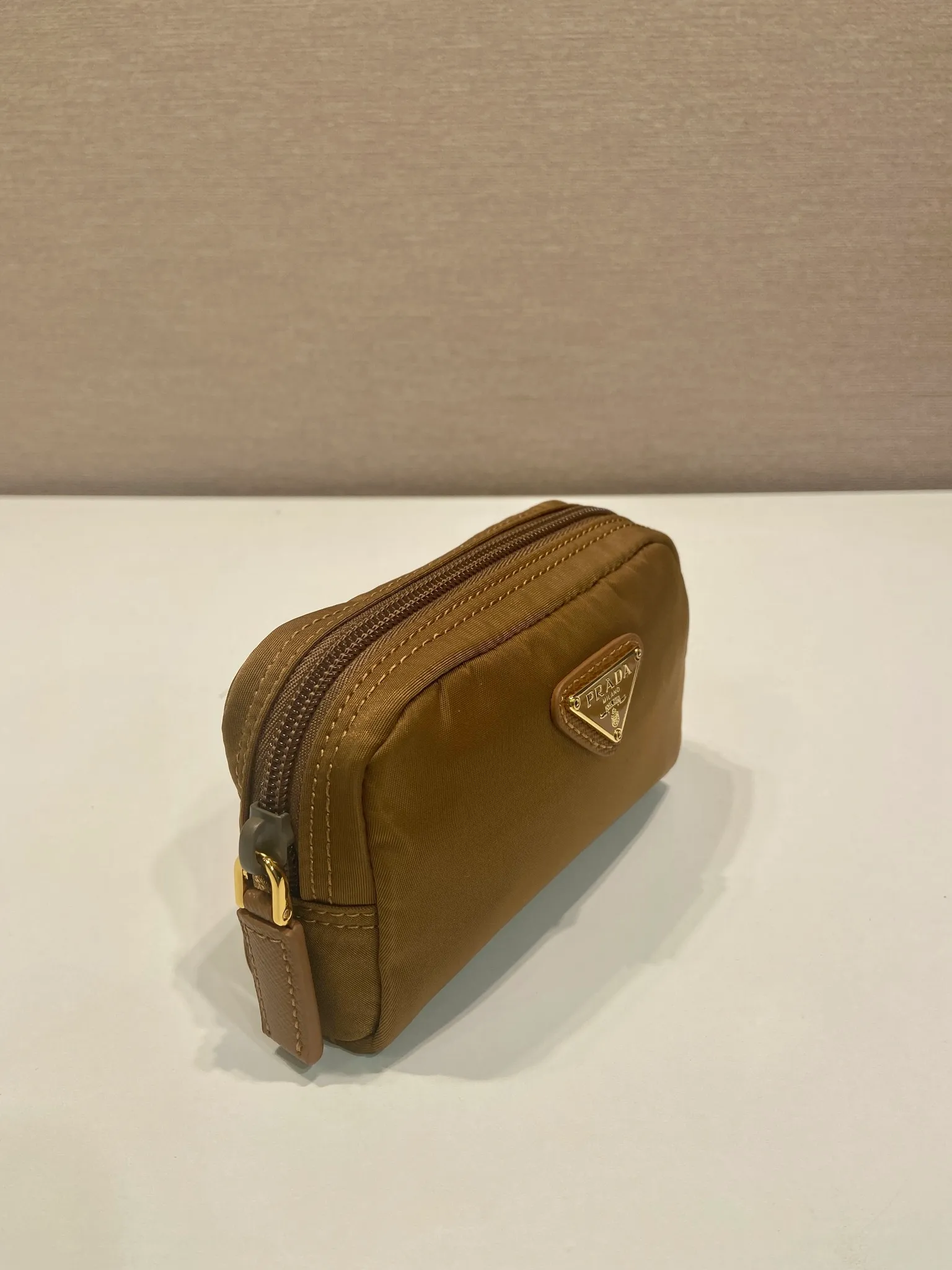 💰280🎉Small clutch🎉1NA339 new color🎉🎉 This clutch is made of innovative Prada Re-Nylon regenerated nylon. The bag has a zipper design, the inner pocket is equipped with a zipper pocket, top-grade hardware, large capacity space, cards/car keys🔑/lipstick💄/all no problem, babies, the little handbag you have been longing for has arrived👏👏 Length 12x Height 8x Bottom 3.5cm🎉🎉🎉👏👏👏