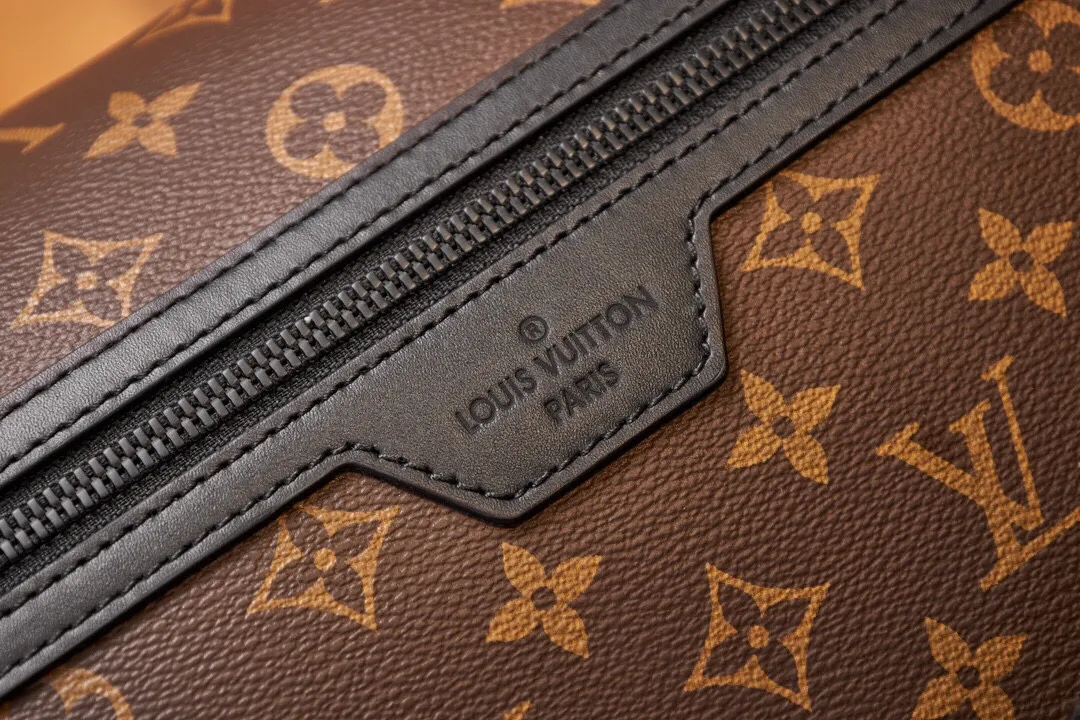 P¥860👉nfc dynamic chip version👈【Top inspection-free all-steel hardware】This Archy medium messenger bag is made of Monogram Macassar canvas and leather trim, and then uses leather corners and trim to highlight its elegant style. There's plenty of room for a 15-inch laptop, and the detachable and adjustable jacquard shoulder strap is embellished with the Louis Vuitton logo. Monogram Macassar coated canvas - cowhide leather trim - fabric lining - metal hardware - magnetic flap closure - zippered back pocket - internal patch pocket - padded internal compartment - shoulder strap: non-detachable, adjustable! ! Model: M46328; Size: 35x24x8CM