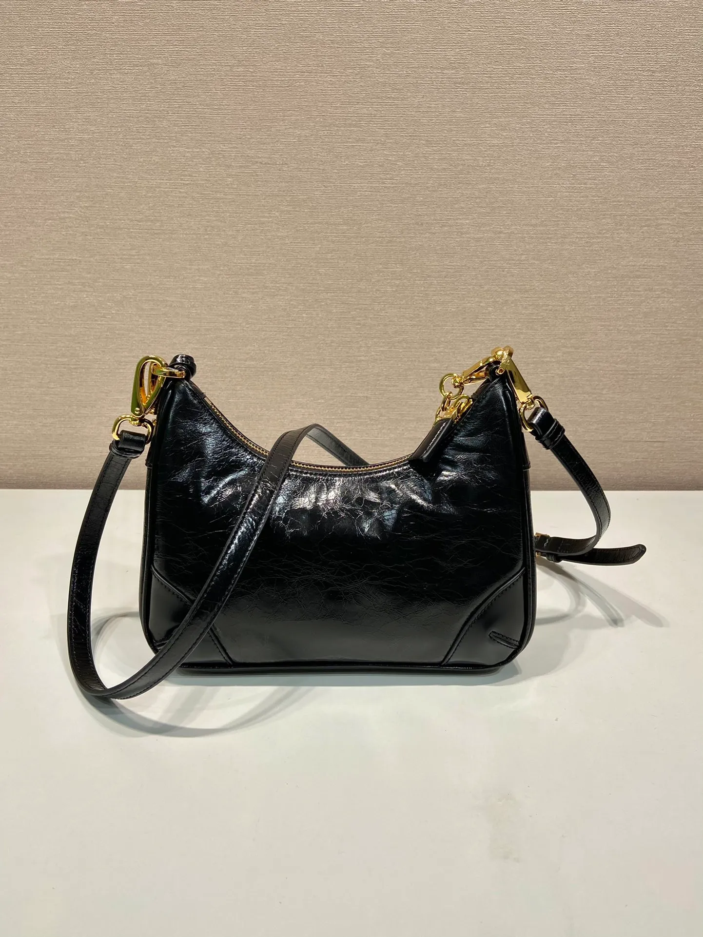 💰1300🎉Oiled wax leather Hobo🎉1BC204B handbag/underarm bag/crossbody bag This Hobo handbag/underarm bag/crossbody bag is very functional, three uses in one bag, perfect🎉🎉 Made of imported oiled cowhide leather, it looks fashionable and elegant. The shoulder straps can be adjusted and switched at any time😘😘The upper body effect is beautiful, convenient and practical🎉🎉Hurry up and get it👏👏 Length 23x Height 17x Bottom 6.5cm