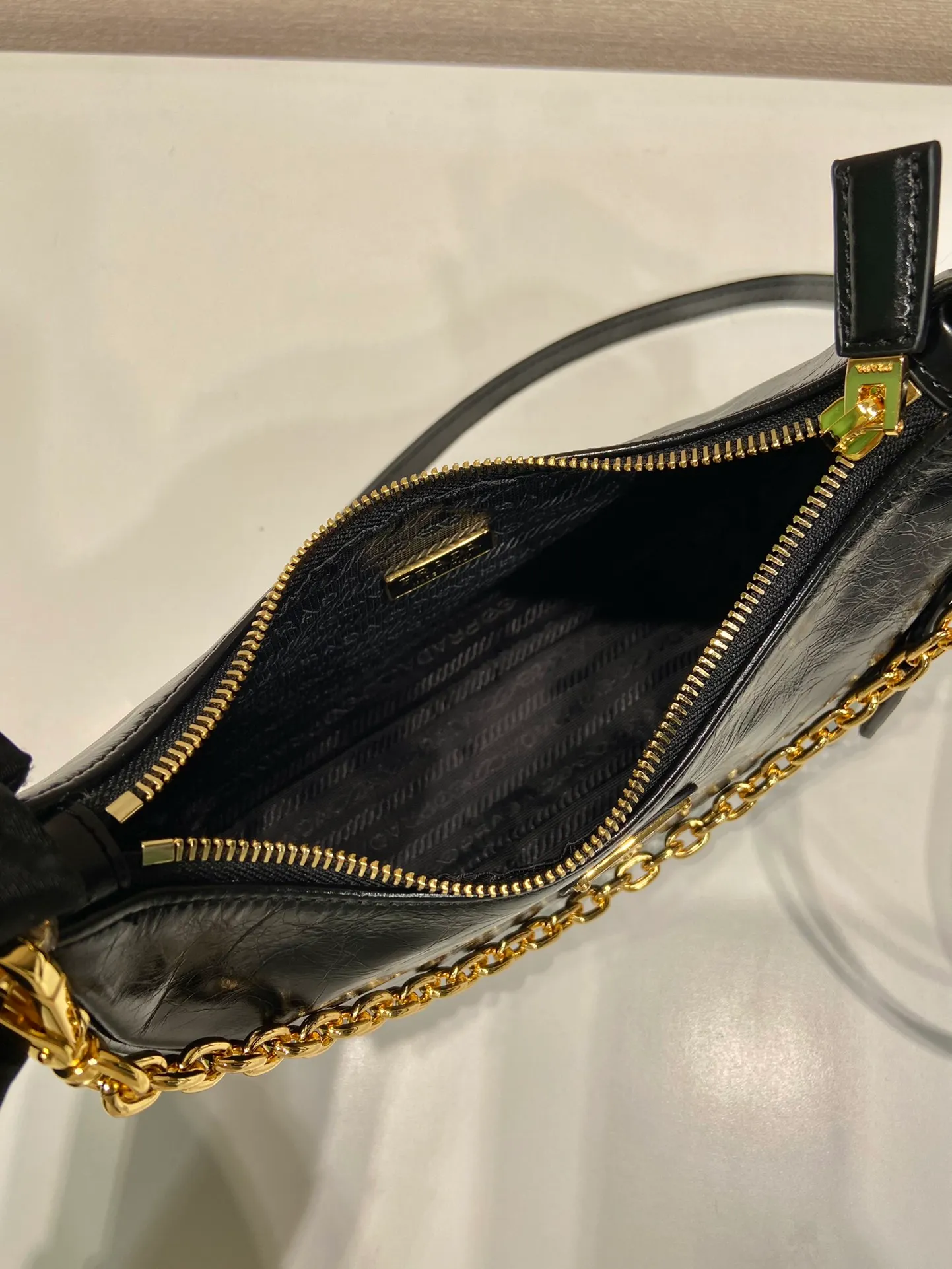 💰1300🎉Oiled wax leather Hobo🎉1BC204B handbag/underarm bag/crossbody bag This Hobo handbag/underarm bag/crossbody bag is very functional, three uses in one bag, perfect🎉🎉 Made of imported oiled cowhide leather, it looks fashionable and elegant. The shoulder straps can be adjusted and switched at any time😘😘The upper body effect is beautiful, convenient and practical🎉🎉Hurry up and get it👏👏 Length 23x Height 17x Bottom 6.5cm