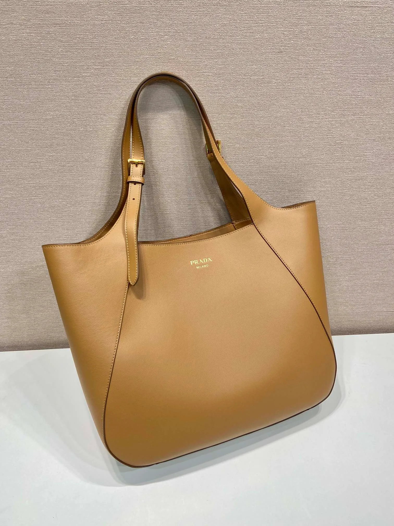 💰1860🎉New Tote Bag🎉1BG512🎉🎉 This Oversize Tote bag combines elegant charm and pragmatic personality. Paired with a convenient large opening, the soft grained leather outlines stylish and simple lines. Decorated with adjustable leather handles and embellished with stylish and modern metal buckle details, it highlights a classic style. The embossed letter logo on the front adds an elegant and sophisticated touch to the overall look. The capacity is large, so hurry up and get it, it is another popular style that will never go out of style🎉🎉 Length 37x Height 33x Bottom 9cm🎉🎉🎉👏👏👏