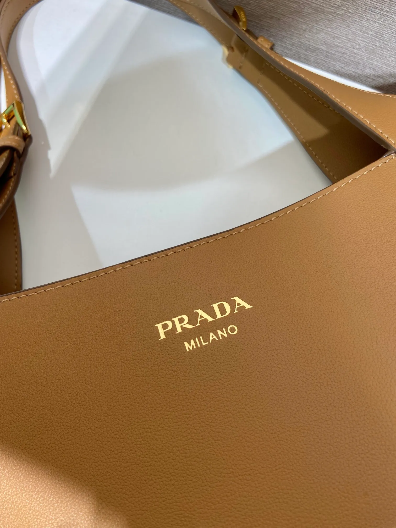 💰1860🎉New Tote Bag🎉1BG512🎉🎉 This Oversize Tote bag combines elegant charm and pragmatic personality. Paired with a convenient large opening, the soft grained leather outlines stylish and simple lines. Decorated with adjustable leather handles and embellished with stylish and modern metal buckle details, it highlights a classic style. The embossed letter logo on the front adds an elegant and sophisticated touch to the overall look. The capacity is large, so hurry up and get it, it is another popular style that will never go out of style🎉🎉 Length 37x Height 33x Bottom 9cm🎉🎉🎉👏👏👏