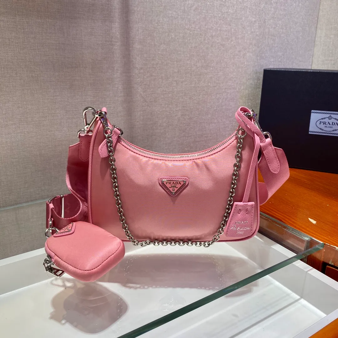 🎉New model 1BH204, nylon Hobo handbag/underarm bag😘😘Hobo, which is popular in the fashion circle due to the crazy cultivation of internet celebrity sisters, has a new model! 👏👏The design of this Hobo bag is great👍👍One bag with three uses😘😘waist bag/crossbody/single shoulder bag👍👍The handle is replaced by a chain. When the armpit bag is a little more sexy, it is also equipped with a long shoulder strap. What I love most is that the shoulder strap also has a small pendant (small bag), which can also be hung with other bags and pants as accessories. 🙊🙊There is no problem in matching various clothes in normal times😘😘Babies, hurry up and get it, it’s so beautiful🙊🙊Length 22X height 12x bottom 6cm👏👏👏💰💰💰 P1000