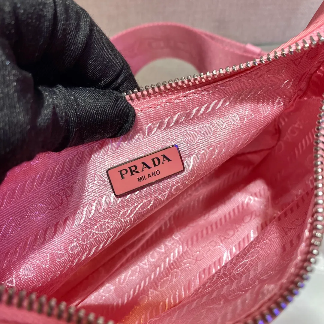 🎉New model 1BH204, nylon Hobo handbag/underarm bag😘😘Hobo, which is popular in the fashion circle due to the crazy cultivation of internet celebrity sisters, has a new model! 👏👏The design of this Hobo bag is great👍👍One bag with three uses😘😘waist bag/crossbody/single shoulder bag👍👍The handle is replaced by a chain. When the armpit bag is a little more sexy, it is also equipped with a long shoulder strap. What I love most is that the shoulder strap also has a small pendant (small bag), which can also be hung with other bags and pants as accessories. 🙊🙊There is no problem in matching various clothes in normal times😘😘Babies, hurry up and get it, it’s so beautiful🙊🙊Length 22X height 12x bottom 6cm👏👏👏💰💰💰 P1000