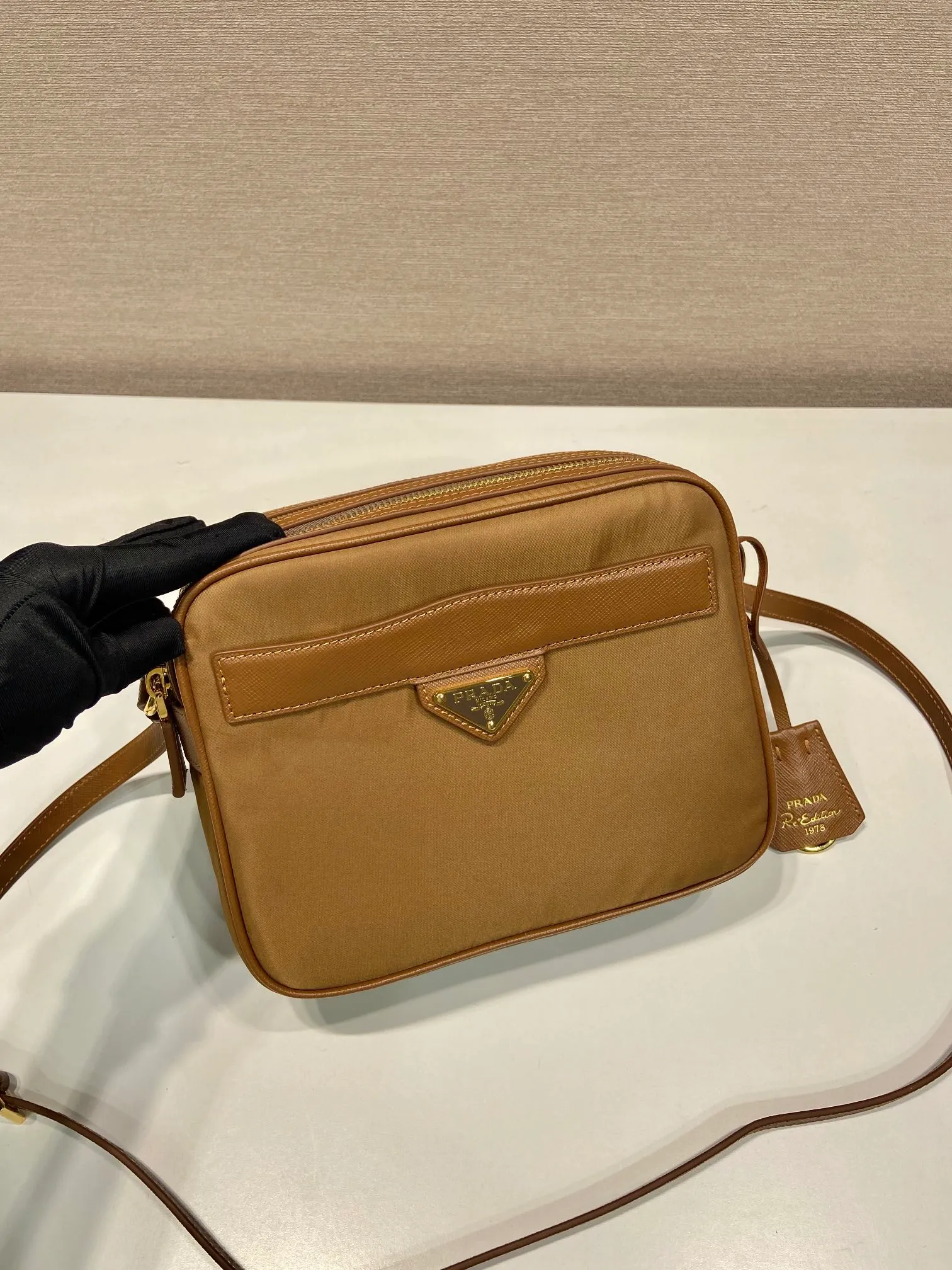 💰1160🎉New 🎉1BH218 Shoulder Bag🎉🎉 This shoulder bag is made of nylon fabric and Saffiano leather, with a double-layer zipper design, adjustable cowhide shoulder straps, an external zipper pocket and elegant Saffiano leather details, and the iconic enameled triangular metal logo as the finishing touch. Simple and elegant, with large capacity and production space, it is also a popular style that will never go out of style. Get it now🎉🎉 Length 21x Height 17x Bottom 8cm🎉🎉🎉💰💰💰