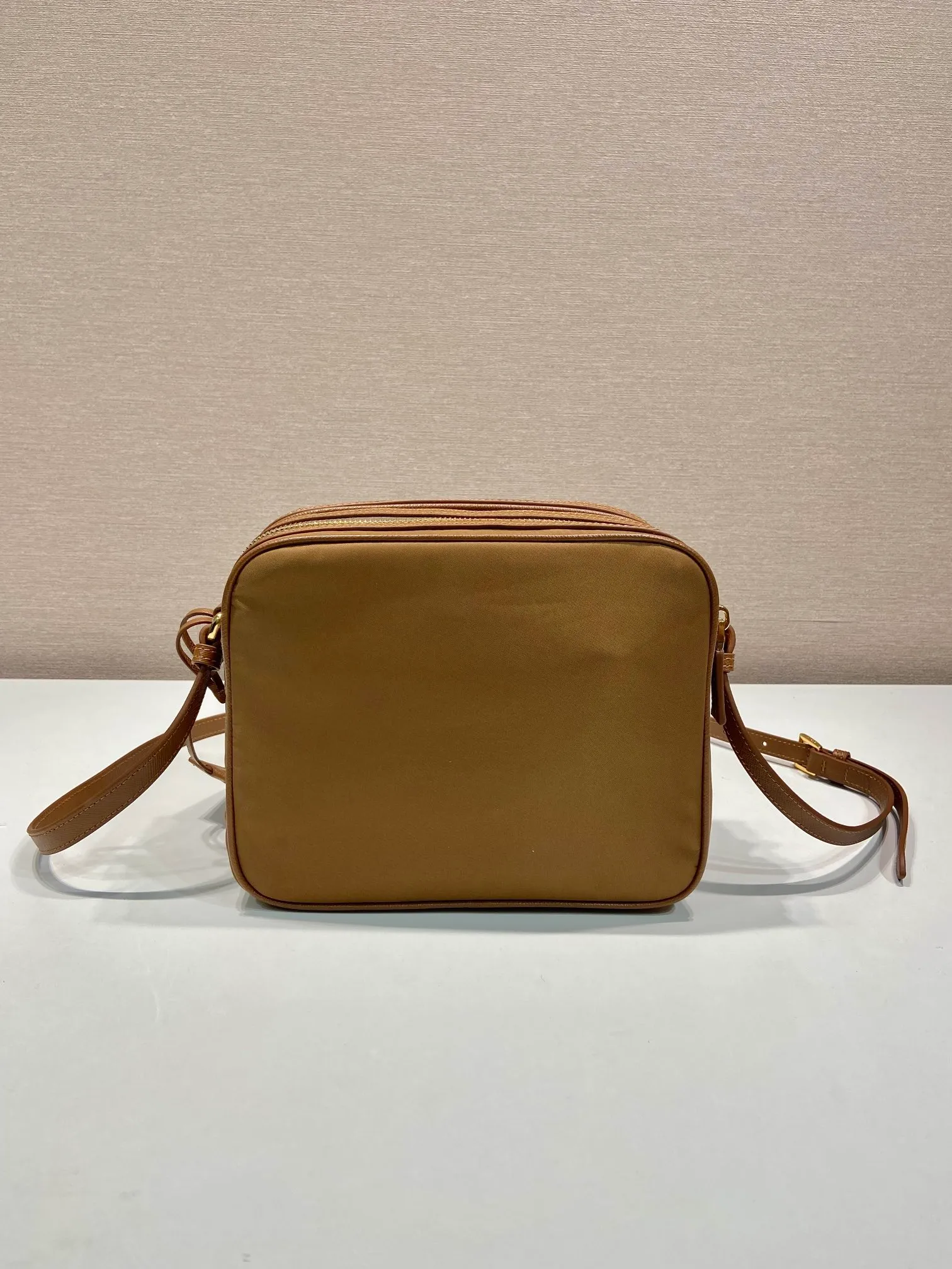 💰1160🎉New 🎉1BH218 Shoulder Bag🎉🎉 This shoulder bag is made of nylon fabric and Saffiano leather, with a double-layer zipper design, adjustable cowhide shoulder straps, an external zipper pocket and elegant Saffiano leather details, and the iconic enameled triangular metal logo as the finishing touch. Simple and elegant, with large capacity and production space, it is also a popular style that will never go out of style. Get it now🎉🎉 Length 21x Height 17x Bottom 8cm🎉🎉🎉💰💰💰