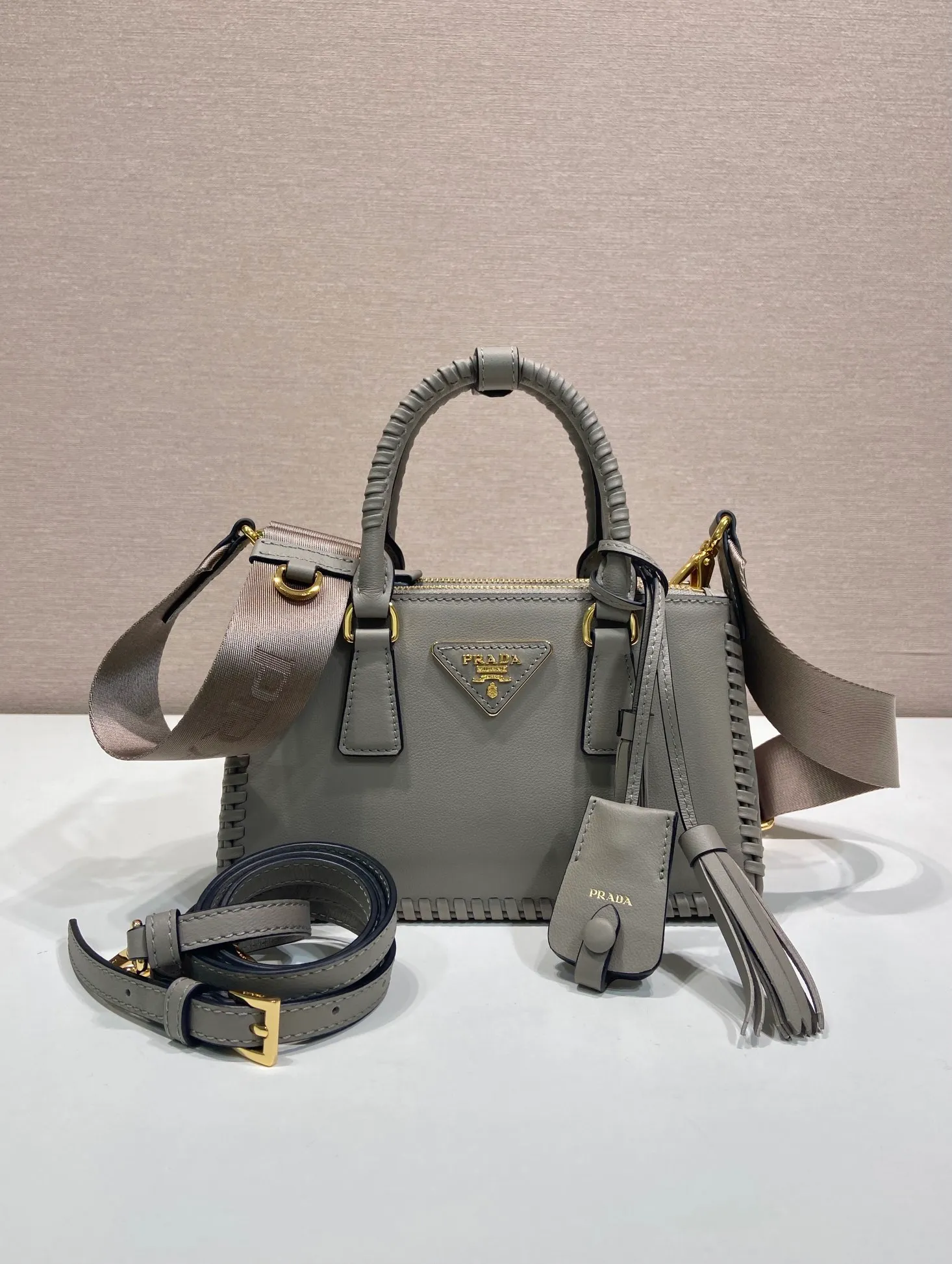 💰1900🎉Woven mini killer🎉1BA916 double shoulder strap🎉🎉 This Galleria handbag is made of iconic imported calfskin, equipped with 2 detachable shoulder straps, hand-woven thread, top brushed hardware👍👍 It is a chic interpretation of classic and timeless elegance. For beauties in the current era of fashionable small bags. It’s worth owning, it can easily be used for girls’ daily travels📱💄🚗🔑, it has large capacity, is beautiful and practical🙊🙊A bag that will never go out of style anytime you use it😘😘Hurry up and get it👏👏Another popular style that will never go out of style🎉🎉 Length 21x Height 12.5x Bottom 8.5cm