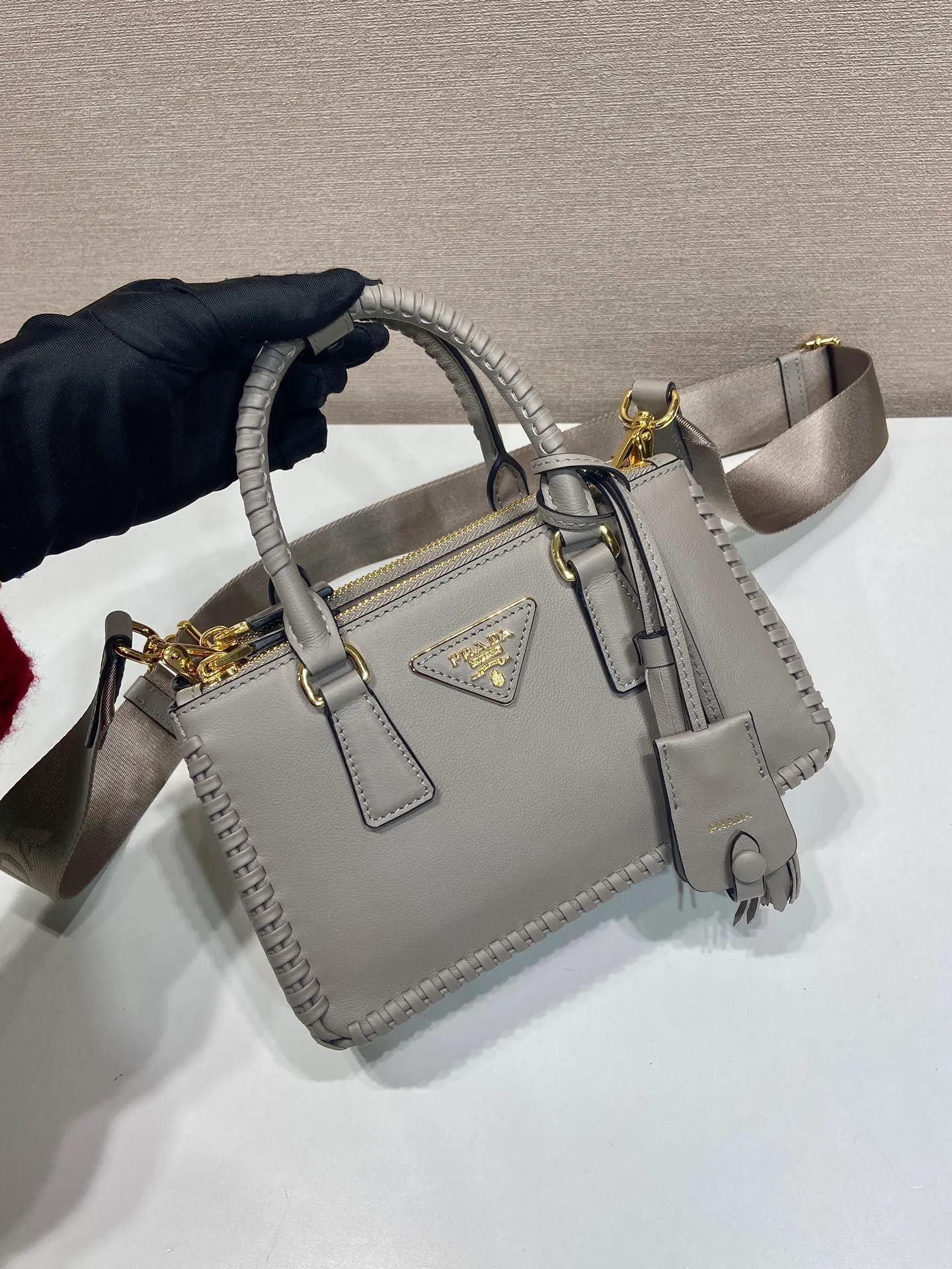💰1900🎉Woven mini killer🎉1BA916 double shoulder strap🎉🎉 This Galleria handbag is made of iconic imported calfskin, equipped with 2 detachable shoulder straps, hand-woven thread, top brushed hardware👍👍 It is a chic interpretation of classic and timeless elegance. For beauties in the current era of fashionable small bags. It’s worth owning, it can easily be used for girls’ daily travels📱💄🚗🔑, it has large capacity, is beautiful and practical🙊🙊A bag that will never go out of style anytime you use it😘😘Hurry up and get it👏👏Another popular style that will never go out of style🎉🎉 Length 21x Height 12.5x Bottom 8.5cm