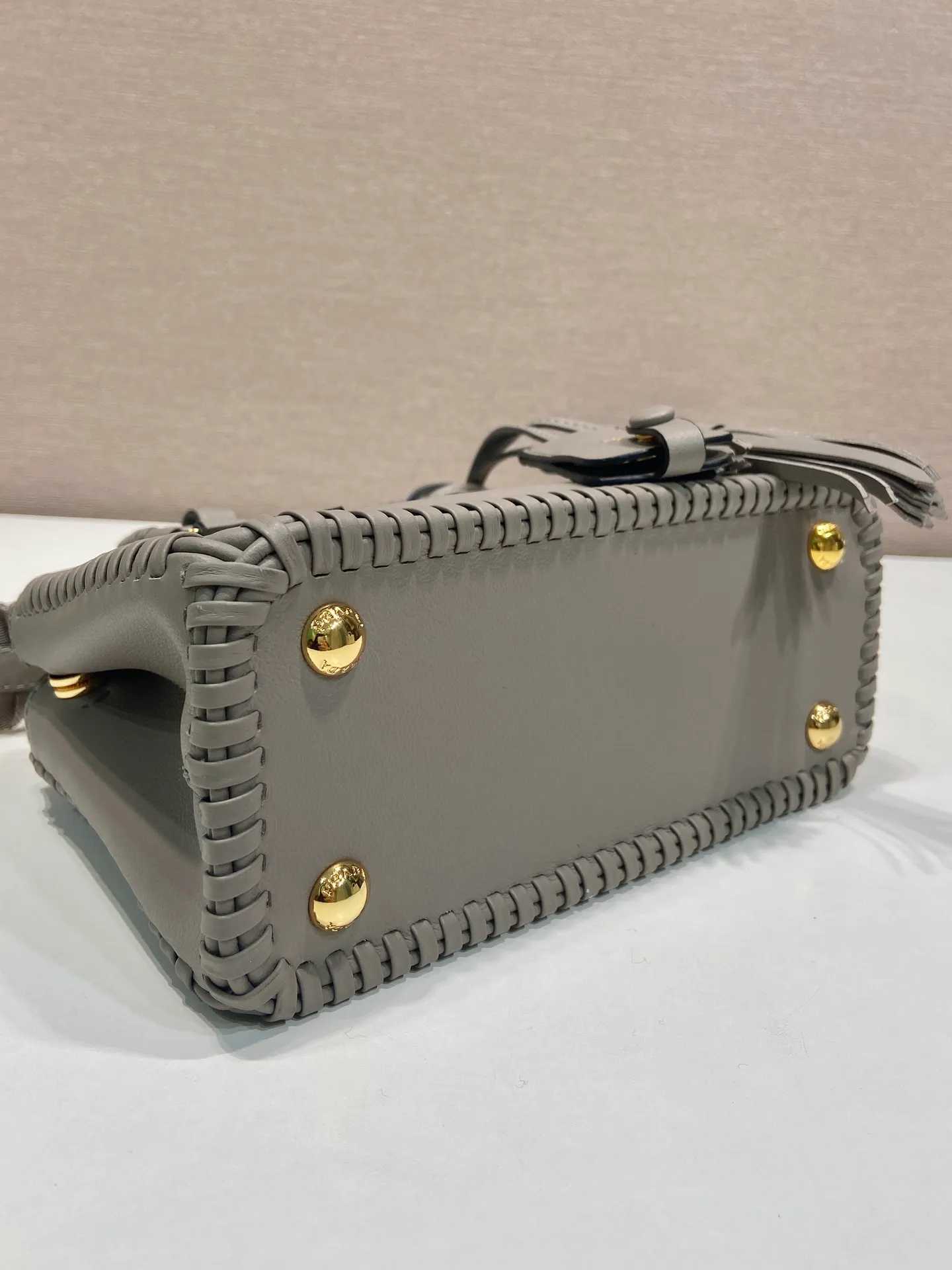 💰1900🎉Woven mini killer🎉1BA916 double shoulder strap🎉🎉 This Galleria handbag is made of iconic imported calfskin, equipped with 2 detachable shoulder straps, hand-woven thread, top brushed hardware👍👍 It is a chic interpretation of classic and timeless elegance. For beauties in the current era of fashionable small bags. It’s worth owning, it can easily be used for girls’ daily travels📱💄🚗🔑, it has large capacity, is beautiful and practical🙊🙊A bag that will never go out of style anytime you use it😘😘Hurry up and get it👏👏Another popular style that will never go out of style🎉🎉 Length 21x Height 12.5x Bottom 8.5cm