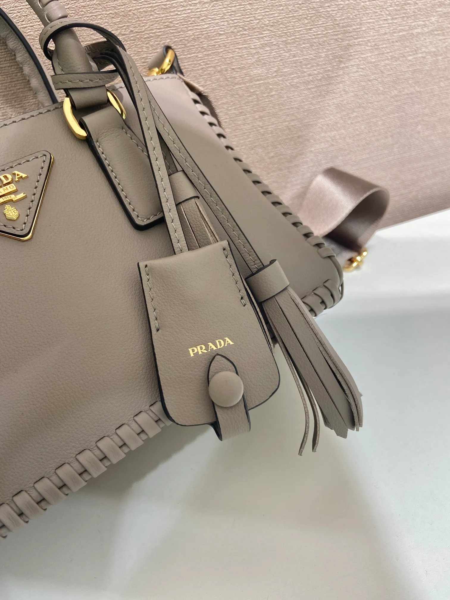 💰1900🎉Woven mini killer🎉1BA916 double shoulder strap🎉🎉 This Galleria handbag is made of iconic imported calfskin, equipped with 2 detachable shoulder straps, hand-woven thread, top brushed hardware👍👍 It is a chic interpretation of classic and timeless elegance. For beauties in the current era of fashionable small bags. It’s worth owning, it can easily be used for girls’ daily travels📱💄🚗🔑, it has large capacity, is beautiful and practical🙊🙊A bag that will never go out of style anytime you use it😘😘Hurry up and get it👏👏Another popular style that will never go out of style🎉🎉 Length 21x Height 12.5x Bottom 8.5cm