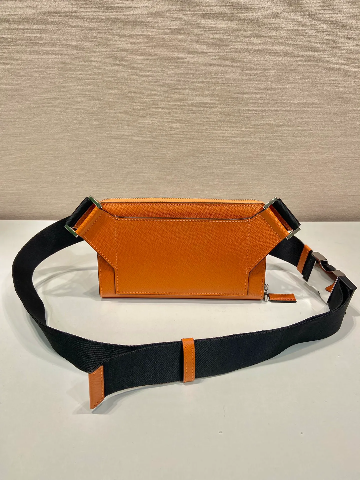 💰1320🎉New waist bag🎉2VH156🎉 This simple and versatile waist bag/chest bag adopts imported cross pattern, showing modern charm with technological details. Regenerated nylon adjustable shoulder strap with top-grade metal buckle and external zippered pocket, small back pocket and internal card slots. Very functional and the upper body effect is very cool. Another popular style that never goes out of style🎉🎉 Length 21x Height 13x Bottom 2.5cm
