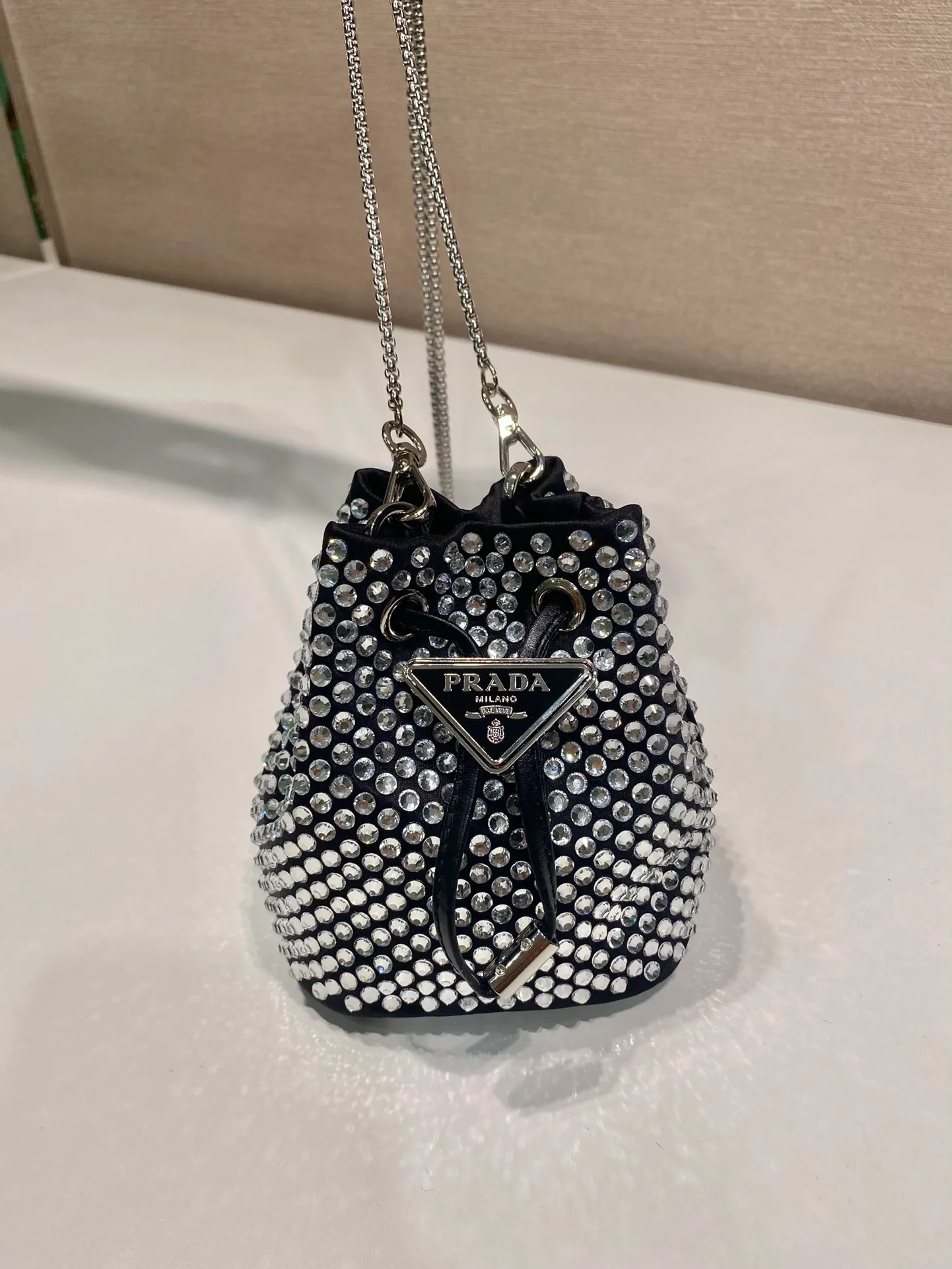 💰920🎉Crystal mini bucket🎉1NR016🎉🎉 This mini bucket is made of a combination of imported imitation crystal and satin materials, with an enamel-coated metal triangle logo decorative opening and closing design. Metal iron can be spanned diagonally. So cute😍, the effect of bling bling is very eye-catching, so cute and cool, don’t you feel excited😙😙, beauties. Get it now. So beautiful and cute😋😋 Length 10x height 12x base 7cm🎉🎉🎉👏👏👏