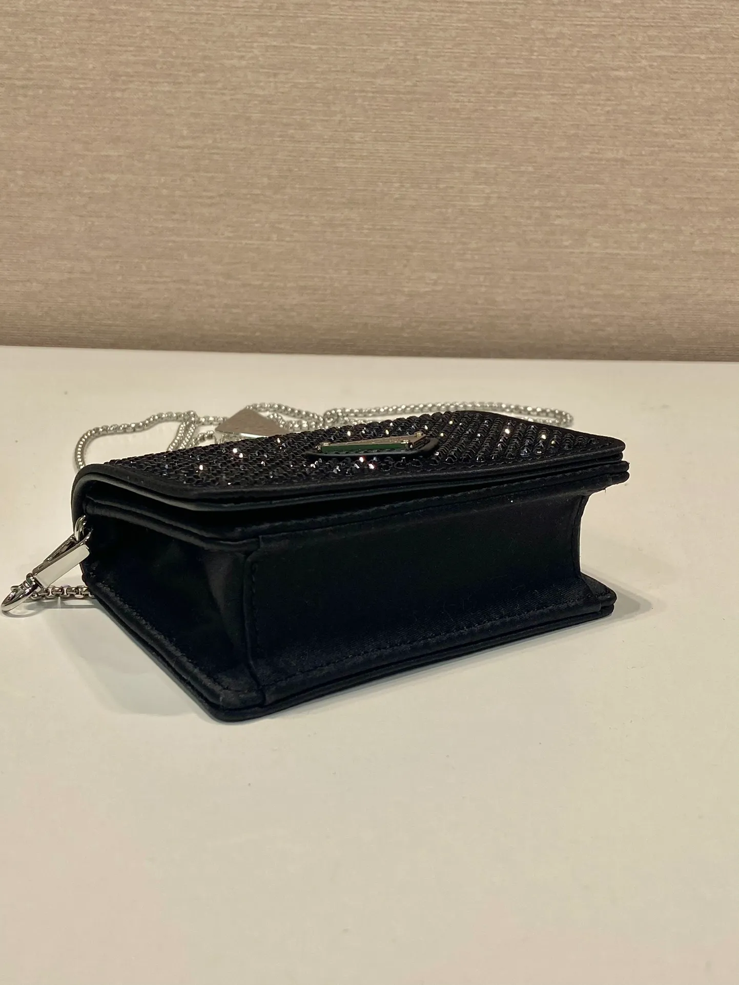 💰760🎉Necklace crystal pouch🎉1MR024 new color🎉🎉 This Duchesse fabric card holder is decorated with imitation crystals throughout, creating a light and shadow style and iridescent colors on the surface, highlighting a gorgeous yet functional design. My favorite is this detachable and adjustable iron shoulder strap, which can be used as a waist bag decoration😍😍 or as a necklace decoration with clothes. The triangle mark in the middle can be adjusted, giving the item a variety of ways to wear it. The space can be used to hold lipstick 💄/earphones/keys🚗....it bling bling under the night light, so beautiful. Worth buying 🎉🎉 Length 11.5x Height 8cm