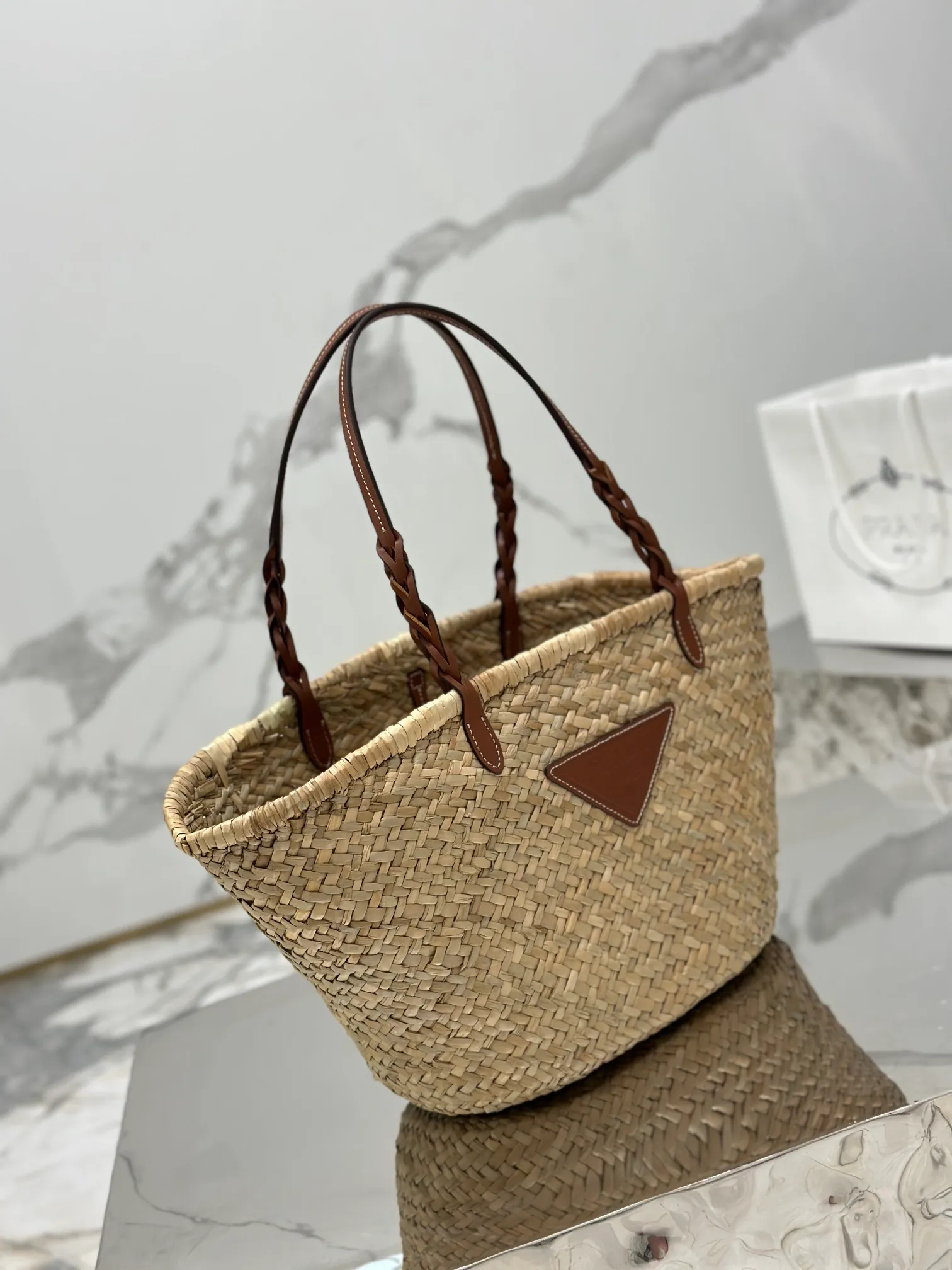 💰1640🌟The vegetable basket is here~ The palm leaf straw bag is crazy popular. The cowhide-edged corncob pattern shoulder strap is matched with raffia weaving. It is full of French lazy style. It can be carried by hand or on the shoulder. The upper body is super nice. Size: 25×48×16cm. Style number: 1BG314