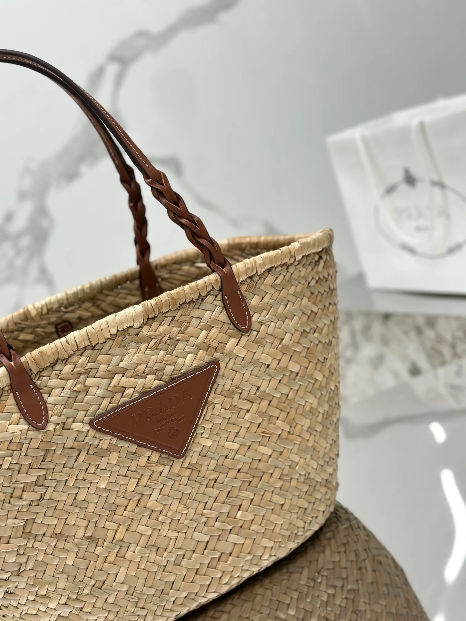 💰1640🌟The vegetable basket is here~ The palm leaf straw bag is crazy popular. The cowhide-edged corncob pattern shoulder strap is matched with raffia weaving. It is full of French lazy style. It can be carried by hand or on the shoulder. The upper body is super nice. Size: 25×48×16cm. Style number: 1BG314