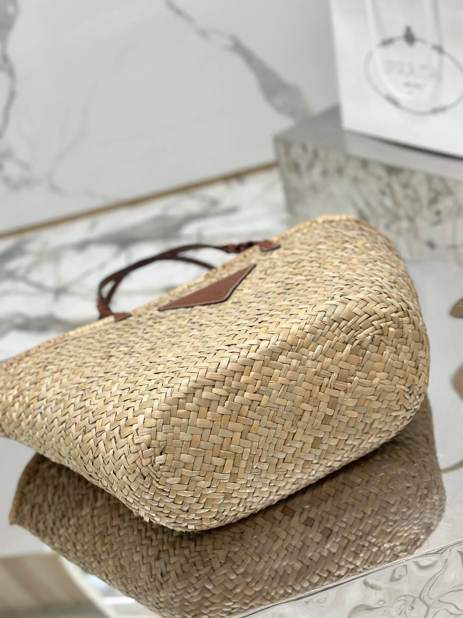 💰1640🌟The vegetable basket is here~ The palm leaf straw bag is crazy popular. The cowhide-edged corncob pattern shoulder strap is matched with raffia weaving. It is full of French lazy style. It can be carried by hand or on the shoulder. The upper body is super nice. Size: 25×48×16cm. Style number: 1BG314