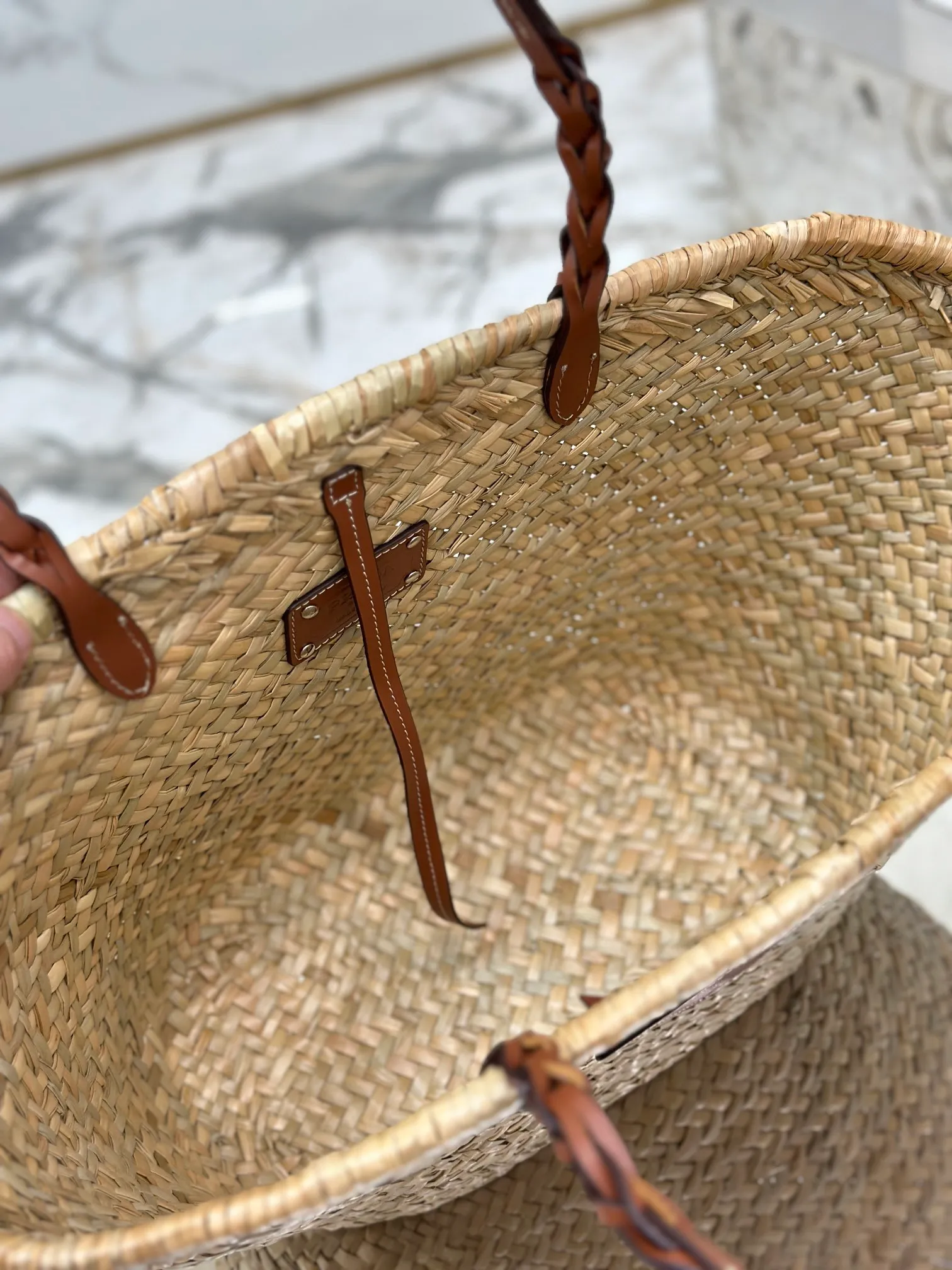 💰1640🌟The vegetable basket is here~ The palm leaf straw bag is crazy popular. The cowhide-edged corncob pattern shoulder strap is matched with raffia weaving. It is full of French lazy style. It can be carried by hand or on the shoulder. The upper body is super nice. Size: 25×48×16cm. Style number: 1BG314