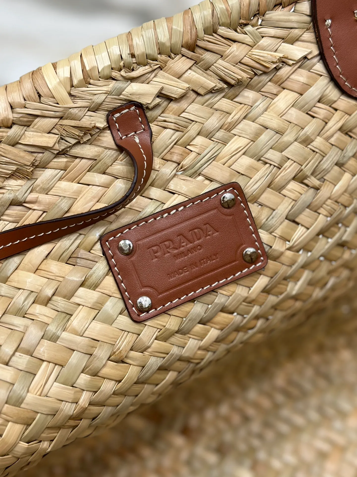 💰1640🌟The vegetable basket is here~ The palm leaf straw bag is crazy popular. The cowhide-edged corncob pattern shoulder strap is matched with raffia weaving. It is full of French lazy style. It can be carried by hand or on the shoulder. The upper body is super nice. Size: 25×48×16cm. Style number: 1BG314