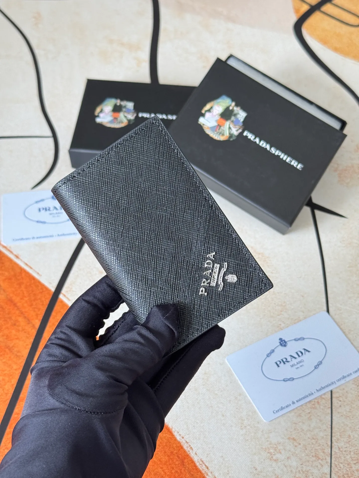 💰120💰prada cross pattern unisex card holder, can be placed in pockets, bags, and can be held in hand, made of cross pattern imported calfskin, pocket card holder, can hold change, 6 card slots, simple and elegant fashion trend. Model 2MC101, color as shown in the picture, size 11×7cm,