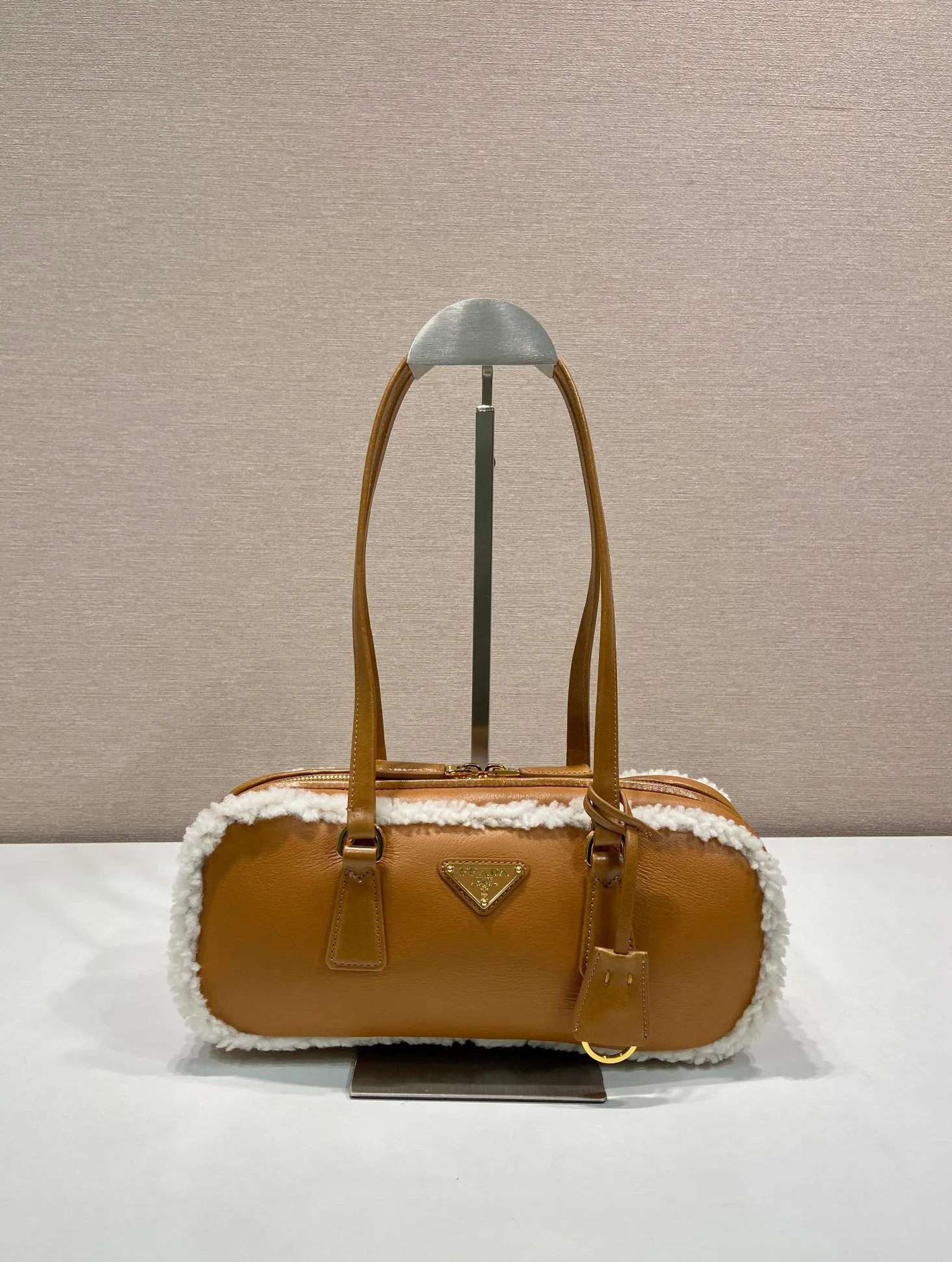 💰1660🎉New sheepskin 🎉1BB124 new product🎉🎉 This sheepskin double handle handbag combines simple geometric style with winter atmosphere. Lined in lambswool for shoulder carry, it's finished with gold-plated hardware and a triangular logo for a signature touch. Equipped with a detachable long sheepskin shoulder strap, it is so beautiful and beautiful, a must-have in winter, it is also a popular model for Internet celebrities. Hurry up and get it🎉🎉 Length 27 height 12x base 6cm🎉🎉🎉💰💰💰