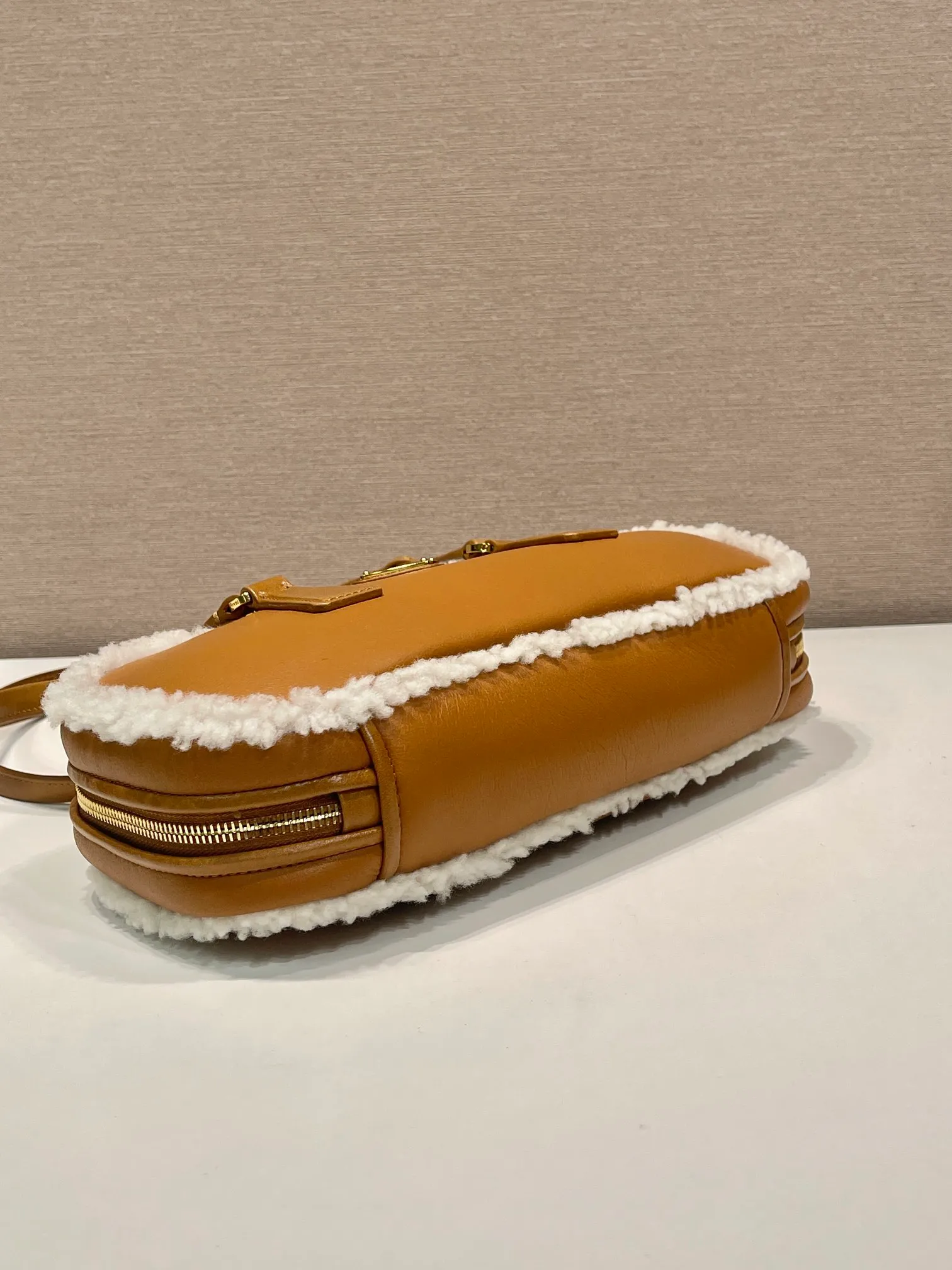 💰1660🎉New sheepskin 🎉1BB124 new product🎉🎉 This sheepskin double handle handbag combines simple geometric style with winter atmosphere. Lined in lambswool for shoulder carry, it's finished with gold-plated hardware and a triangular logo for a signature touch. Equipped with a detachable long sheepskin shoulder strap, it is so beautiful and beautiful, a must-have in winter, it is also a popular model for Internet celebrities. Hurry up and get it🎉🎉 Length 27 height 12x base 6cm🎉🎉🎉💰💰💰