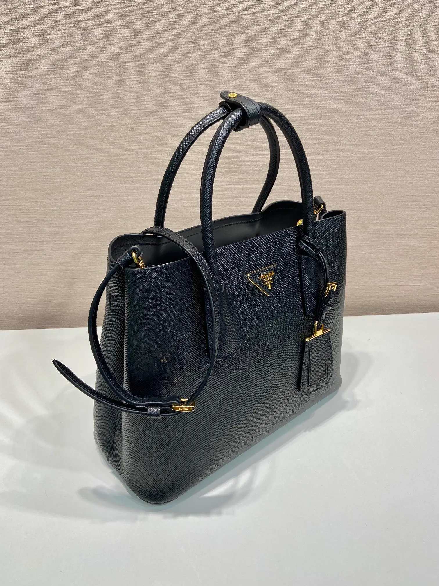 💰2040, the new color of P family’s classic model 1BG775 has arrived in [color][color][color], fully upgraded, using imported thick cross-grain cow + contrasting calf leather inside, top brushed hardware, color matching handle, 175 OEM code, a timeless shopping bag [naughty][naughty][naughty], fashionable and generous, length 33x height 24.5x bottom 14cm
