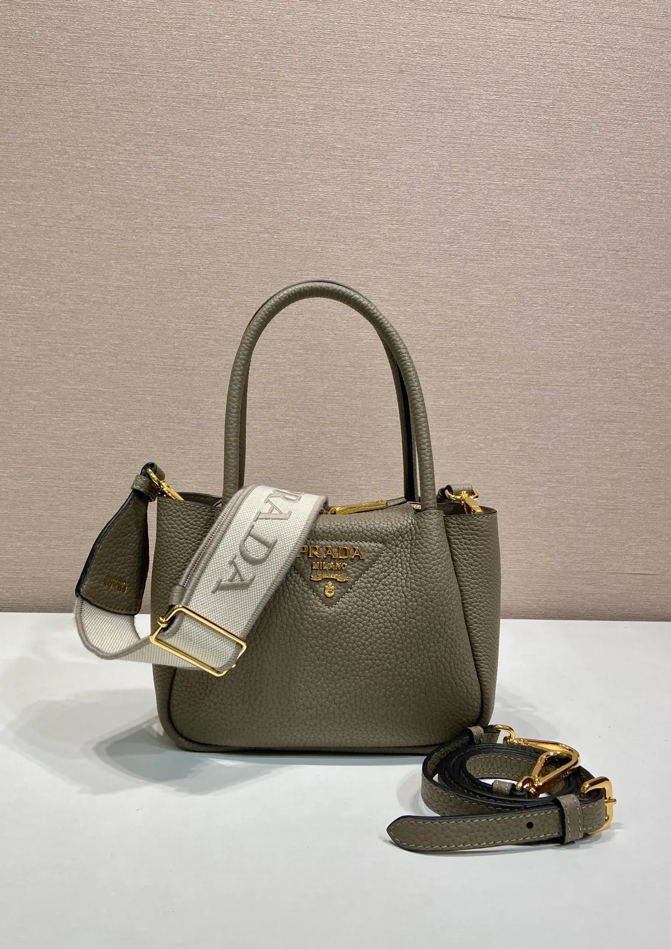 💰1760🎉New arrival🎉1BA362 mini size🎉🎉 This contemporary fine leather handbag displays natural texture and is designed with reverse stitching to create a soft and round shape. It is small in size and can be carried by hand. It is equipped with 2 interchangeable long shoulder straps, making it versatile and elegant. The upper body effect is nice and cute😘, babies, hurry up and get it🎉🎉 Length 19.5x height 18x ​​bottom 9cm🎉🎉🎉💰💰💰