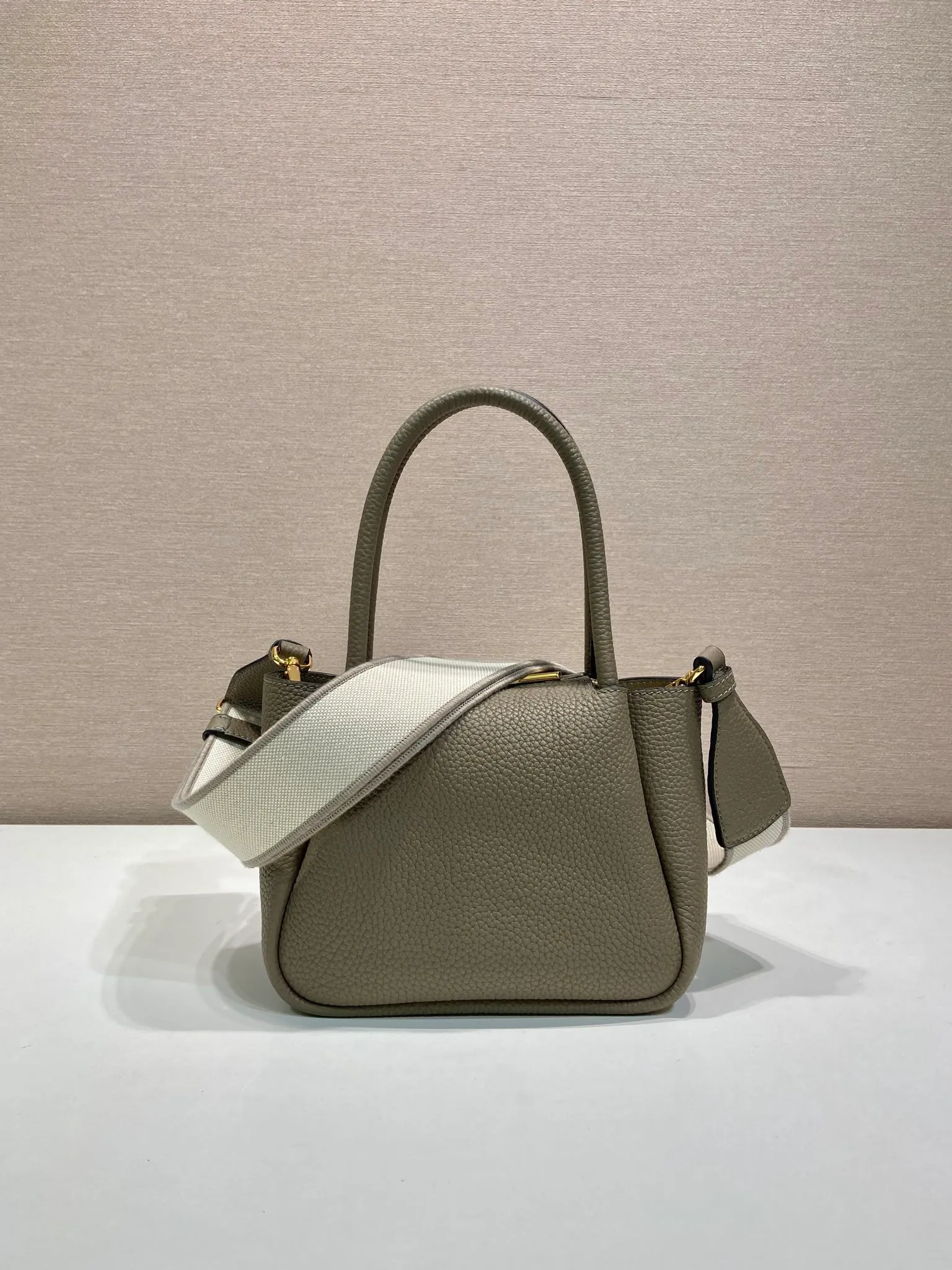💰1760🎉New arrival🎉1BA362 mini size🎉🎉 This contemporary fine leather handbag displays natural texture and is designed with reverse stitching to create a soft and round shape. It is small in size and can be carried by hand. It is equipped with 2 interchangeable long shoulder straps, making it versatile and elegant. The upper body effect is nice and cute😘, babies, hurry up and get it🎉🎉 Length 19.5x height 18x ​​bottom 9cm🎉🎉🎉💰💰💰