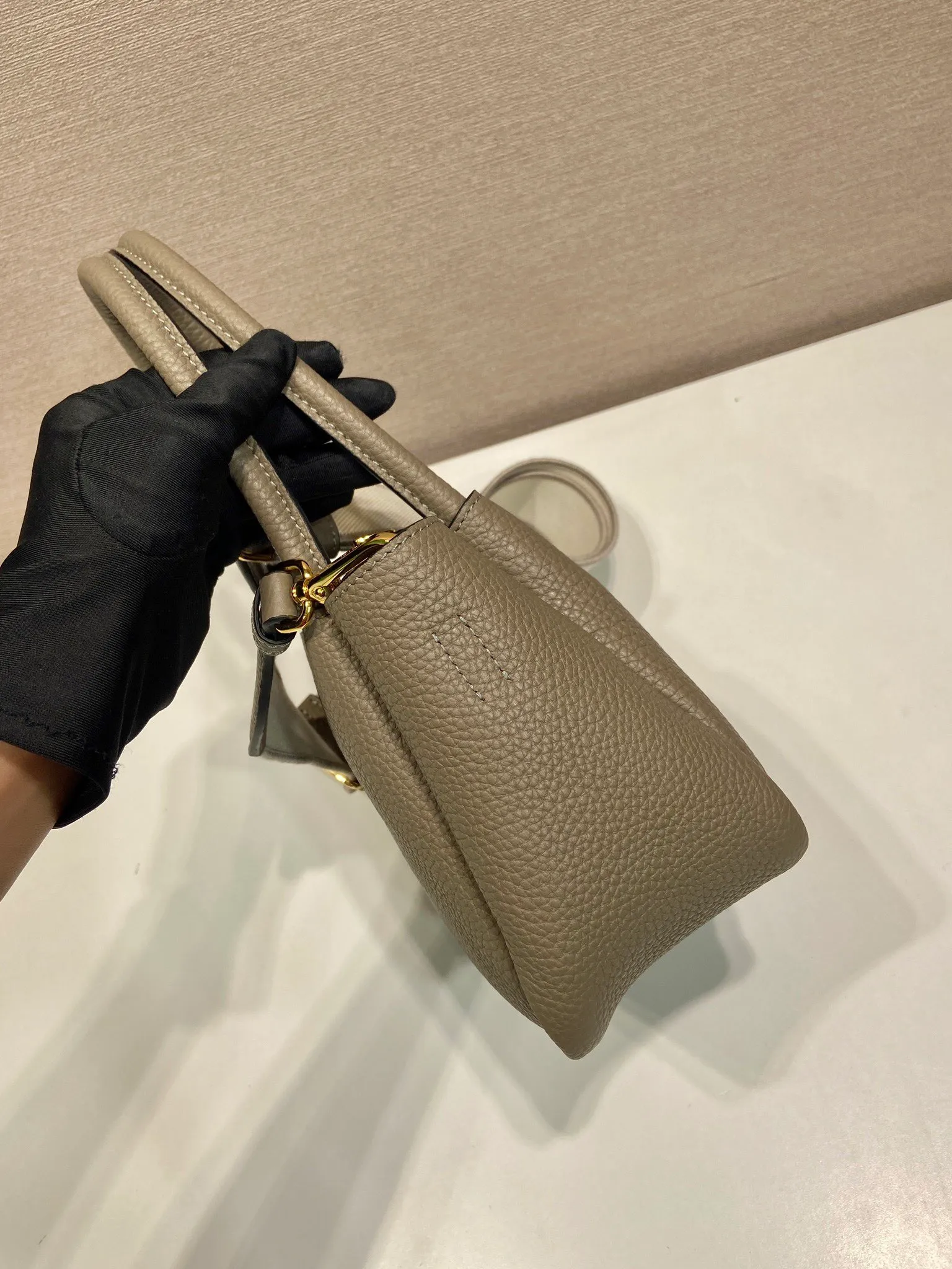 💰1760🎉New arrival🎉1BA362 mini size🎉🎉 This contemporary fine leather handbag displays natural texture and is designed with reverse stitching to create a soft and round shape. It is small in size and can be carried by hand. It is equipped with 2 interchangeable long shoulder straps, making it versatile and elegant. The upper body effect is nice and cute😘, babies, hurry up and get it🎉🎉 Length 19.5x height 18x ​​bottom 9cm🎉🎉🎉💰💰💰