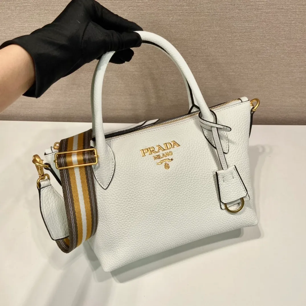 💰1600🎉New double shoulder straps🎉1BA111 double shoulder straps🎉 This double shoulder strap is made of imported deerskin grain cowhide and equipped with two interchangeable and adjustable long shoulder straps. The fabric webbing is matched with cowhide, it can be carried on the hand/shoulder, it is perfect😘, versatile for mixing and matching different clothes on different occasions😘, large capacity, many compartments, super soft to the touch🎉Hurry up and get it🎉Length 24xH19 bottom 12cm🎉🎉🎉👏👏👏
