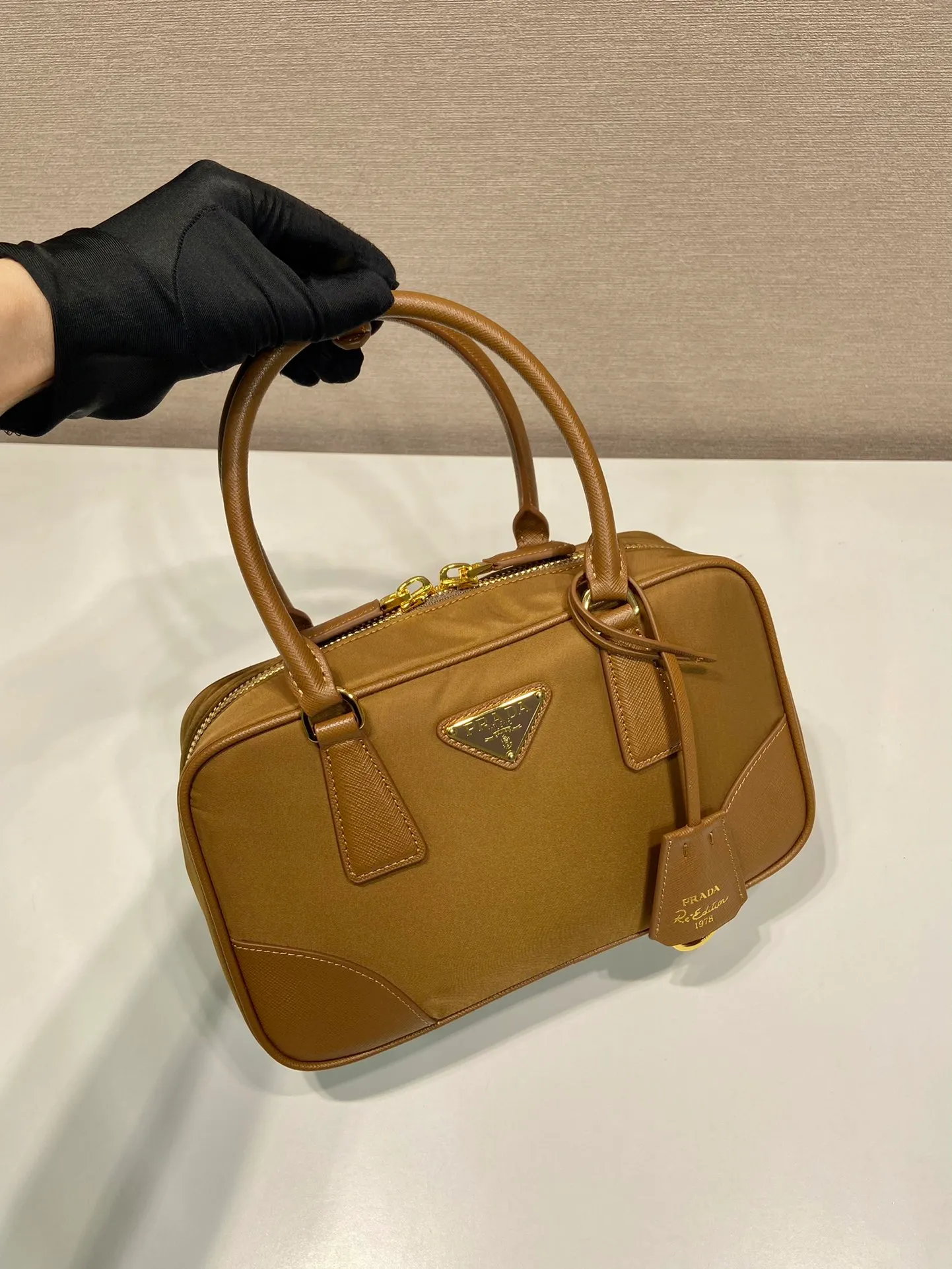 💰1360🎉New second-hand bag🎉1BB121 small🎉🎉 This double handle handbag is made of regenerated nylon, incorporating unique style elements and exquisite Saffiano leather details, completely subverting people's traditional perception of luxury goods. Practical design embellishments and exquisite details add a unique charm. Large capacity, practical and elegant👏Another popular style that will never go out of style🎉🎉 Length 25 height 14.5x bottom 7.5cm👏👏👏🎉🎉🎉