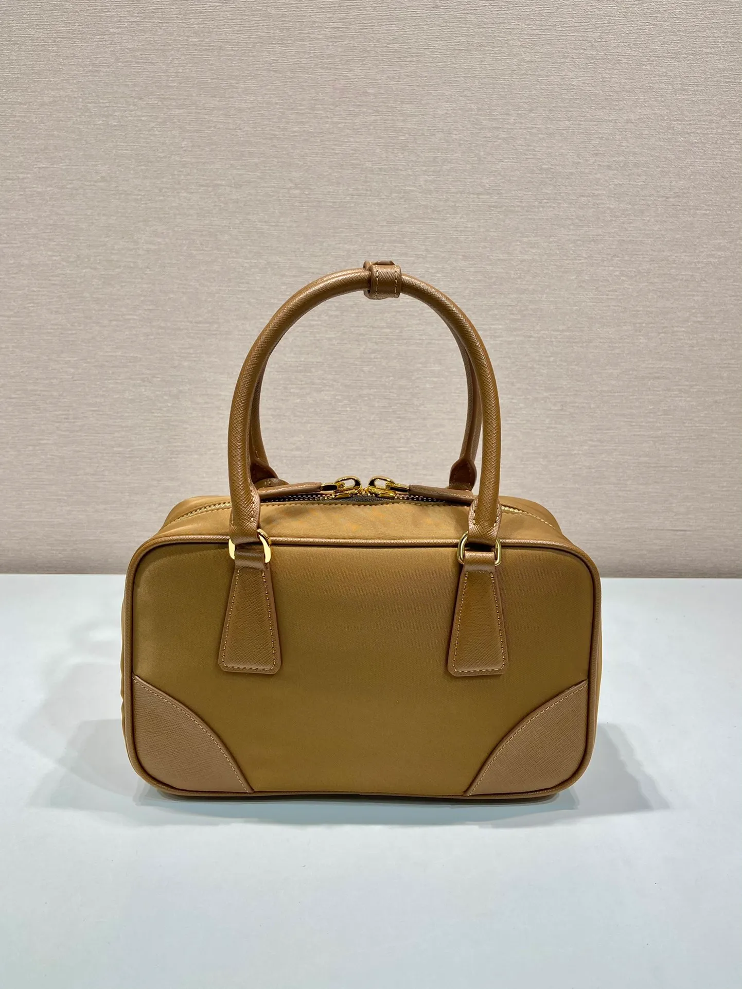 💰1360🎉New second-hand bag🎉1BB121 small🎉🎉 This double handle handbag is made of regenerated nylon, incorporating unique style elements and exquisite Saffiano leather details, completely subverting people's traditional perception of luxury goods. Practical design embellishments and exquisite details add a unique charm. Large capacity, practical and elegant👏Another popular style that will never go out of style🎉🎉 Length 25 height 14.5x bottom 7.5cm👏👏👏🎉🎉🎉