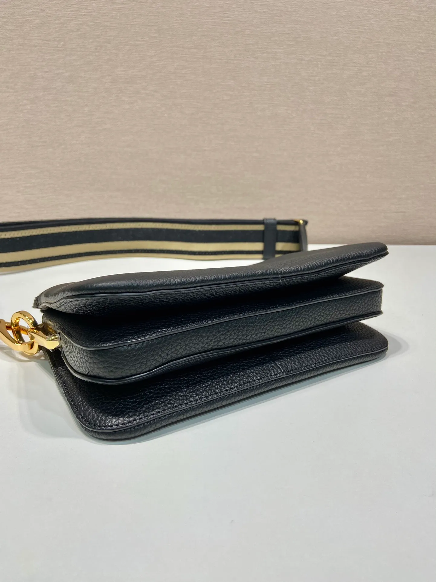 💰1640🎉New style🎉1BH194🎉Three-layer bag🎉 This single shoulder strap is made of imported deerskin grain cowhide, with a long fabric shoulder strap and adjustable design. The shape composed of 3 small bags is so perfect😘, with many compartments, it can be matched with any kind of clothing😘, it has large capacity and feels super soft🎉Hurry up and get it🎉 Length 23x Height 14x Bottom 6.5cm