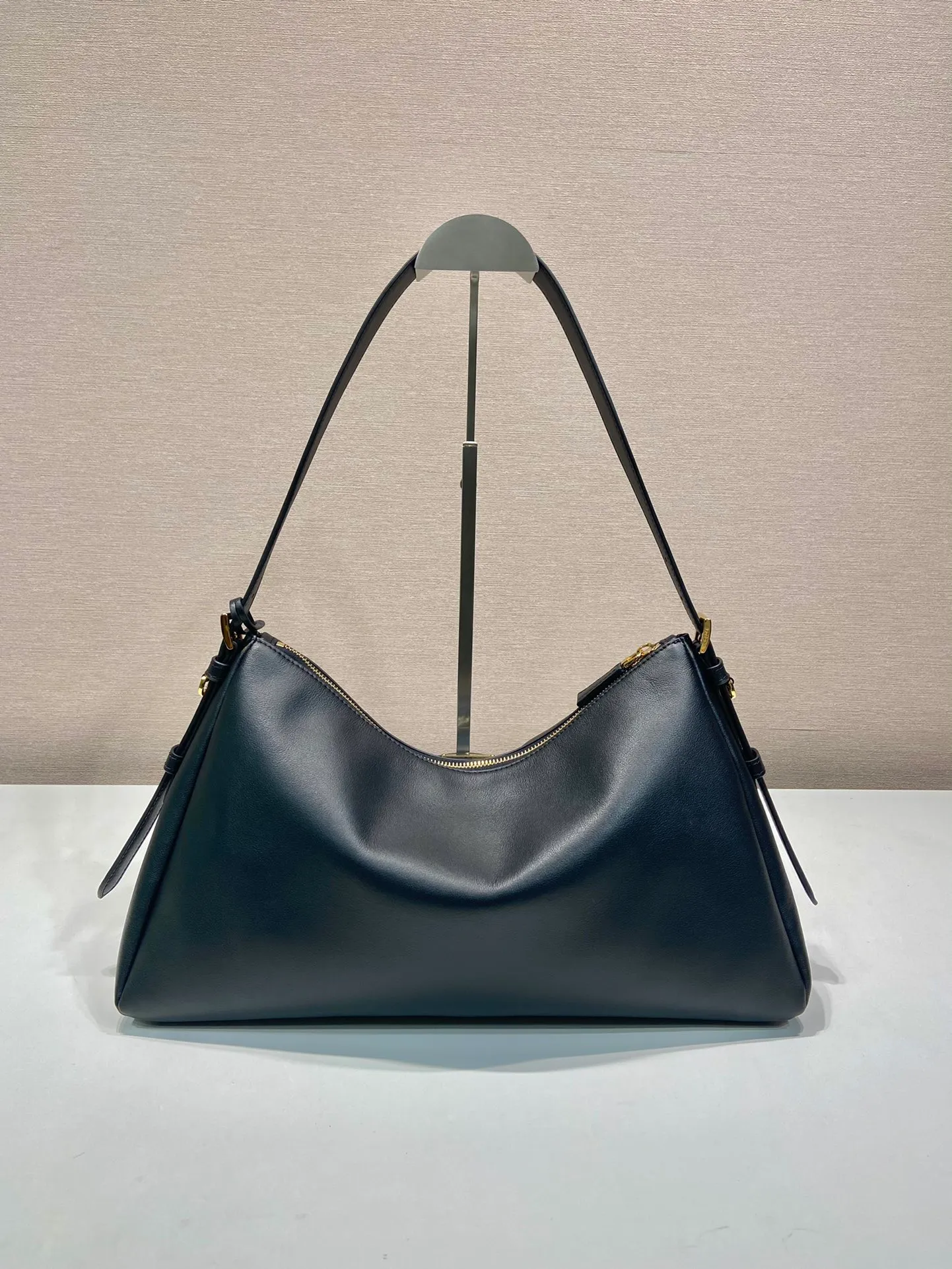 💰1760🎉New Aimee Underarm Bag🎉1BC228🎉🎉This leather Hobo underarm bag has a simple design and is made of imported calfskin. It has a metal triangular enamel logo on the front and is equipped with a detachable leather shoulder strap. The leather is fine and soft, practical, lightweight, and has a large capacity. ﻿﻿﻿High-end and versatile, another fashion hit. Hurry up and get it, it’s so beautiful👏👏 Length 39x height 24x bottom 12cm