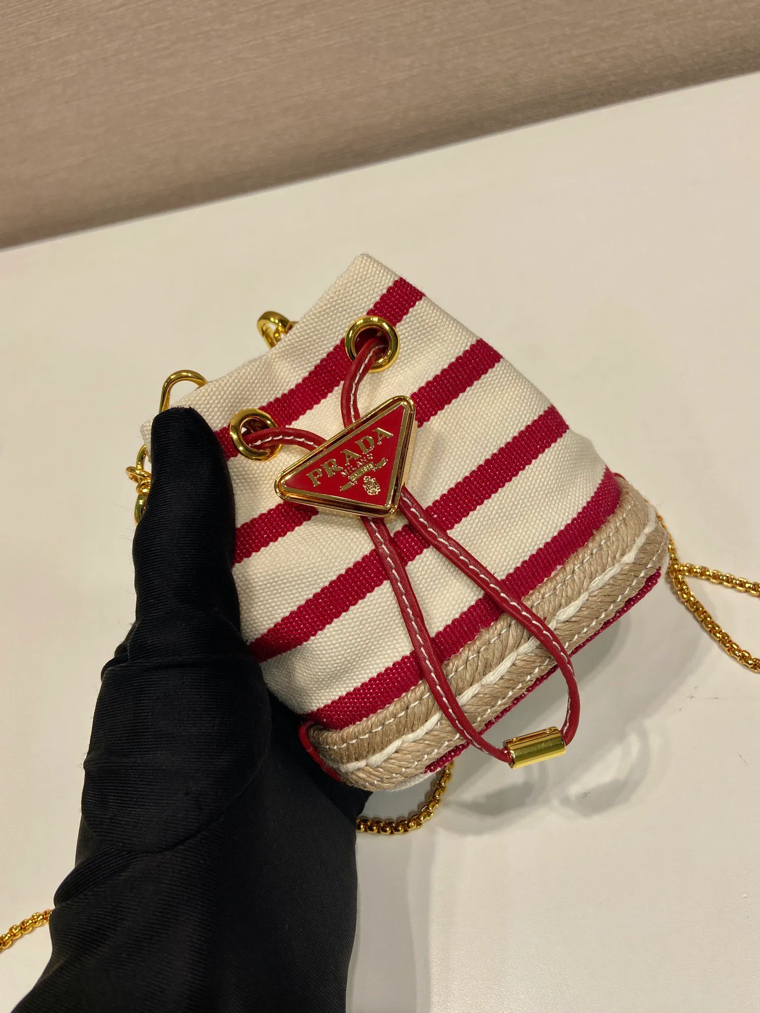 💰780🎉Mini bucket🎉1NR016 striped style🎉🎉 This mini bag is a new interpretation of classic nautical style elements, presenting an elegant summer texture and exquisite details. Made of striped fabric, the design at the bottom is inspired by espadrilles, with leather drawstrings and delicate removable shoulder straps. It’s so cute😘It’s cute and cool, don’t you feel excited?😘😘A must-have for summer, beauties, hurry up and get it. Another one that will always be popular🎉🎉length 9x height 9.5x bottom 6cm🎉🎉🎉💰💰💰