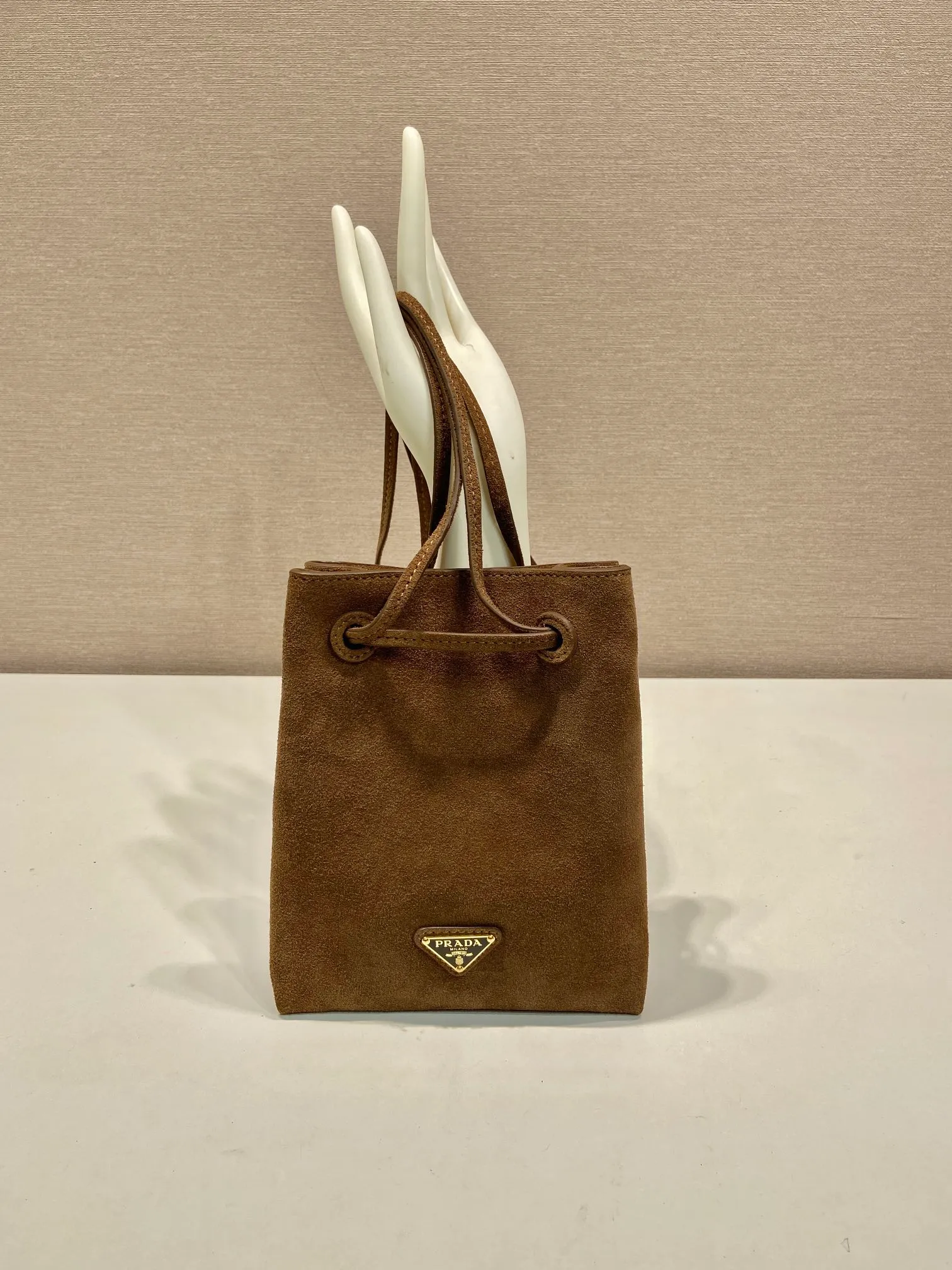💰920🎉mini small cross-body bag🎉1BH221 suede🎉🎉 This small cross-body bag is made of imported suede (nubuck leather) and imported sheepskin inside, with top-grade hardware, a drawstring shrink pocket at the mouth, and a double long shoulder strap design, making the upper body look particularly fashionable and casual. Large capacity and space👏Hurry up and get it now, take this cute popular crossbody home😘😘Length 17xH 20cm🎉🎉🎉👏👏👏