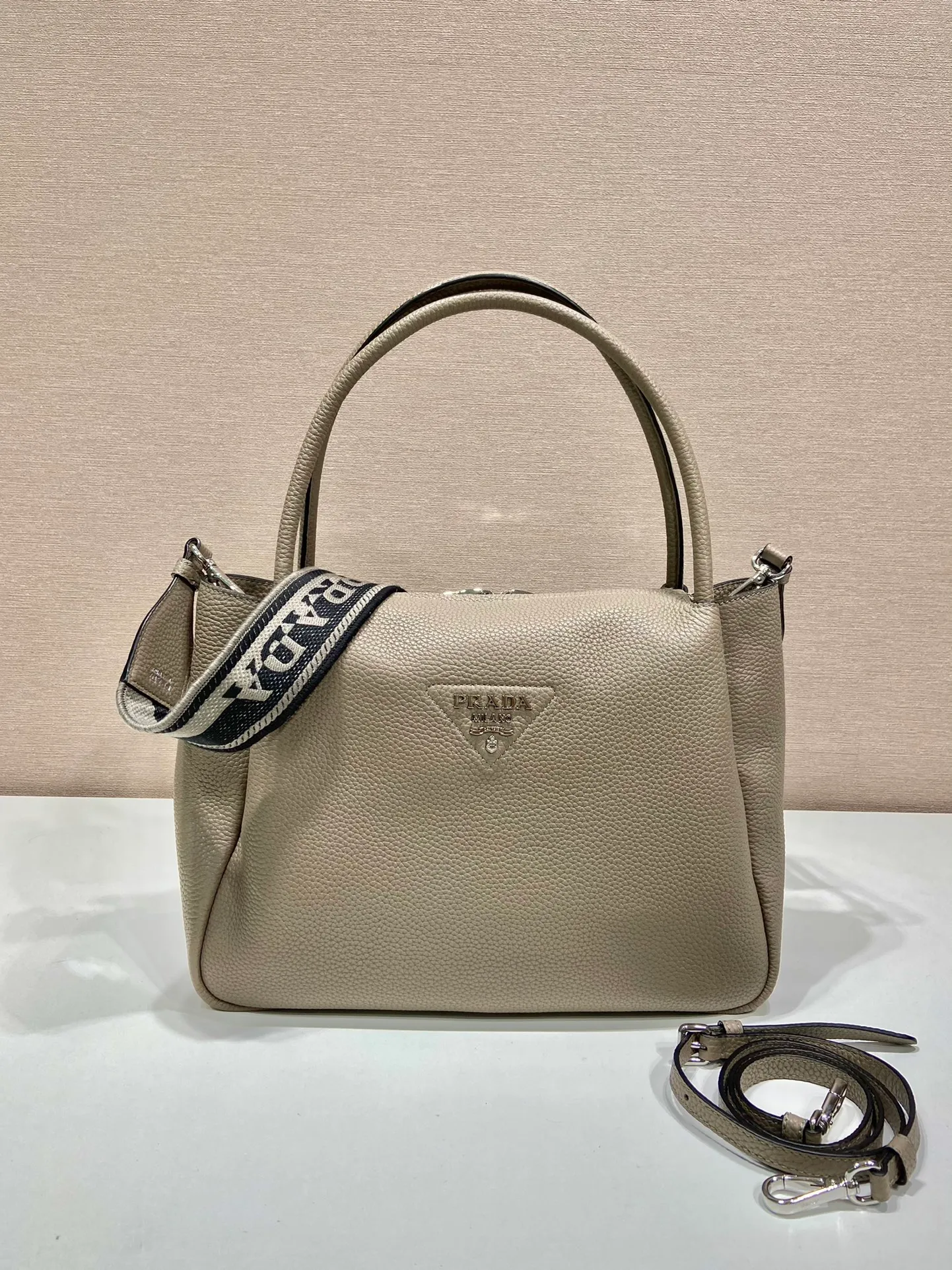 💰2040🎉New double shoulder strap🎉1BC170 double shoulder strap🎉Large size This double shoulder strap is made of imported deerskin grain cowhide and equipped with two interchangeable and adjustable long shoulder straps. The combination of fabric webbing and cowhide is perfect😘, versatile for mixing and matching different clothes on different occasions😘, large capacity, many compartments, super soft feel🎉Hurry up and get it🎉 Length 32x Height 26x Bottom 13cm🎉🎉🎉👏👏👏