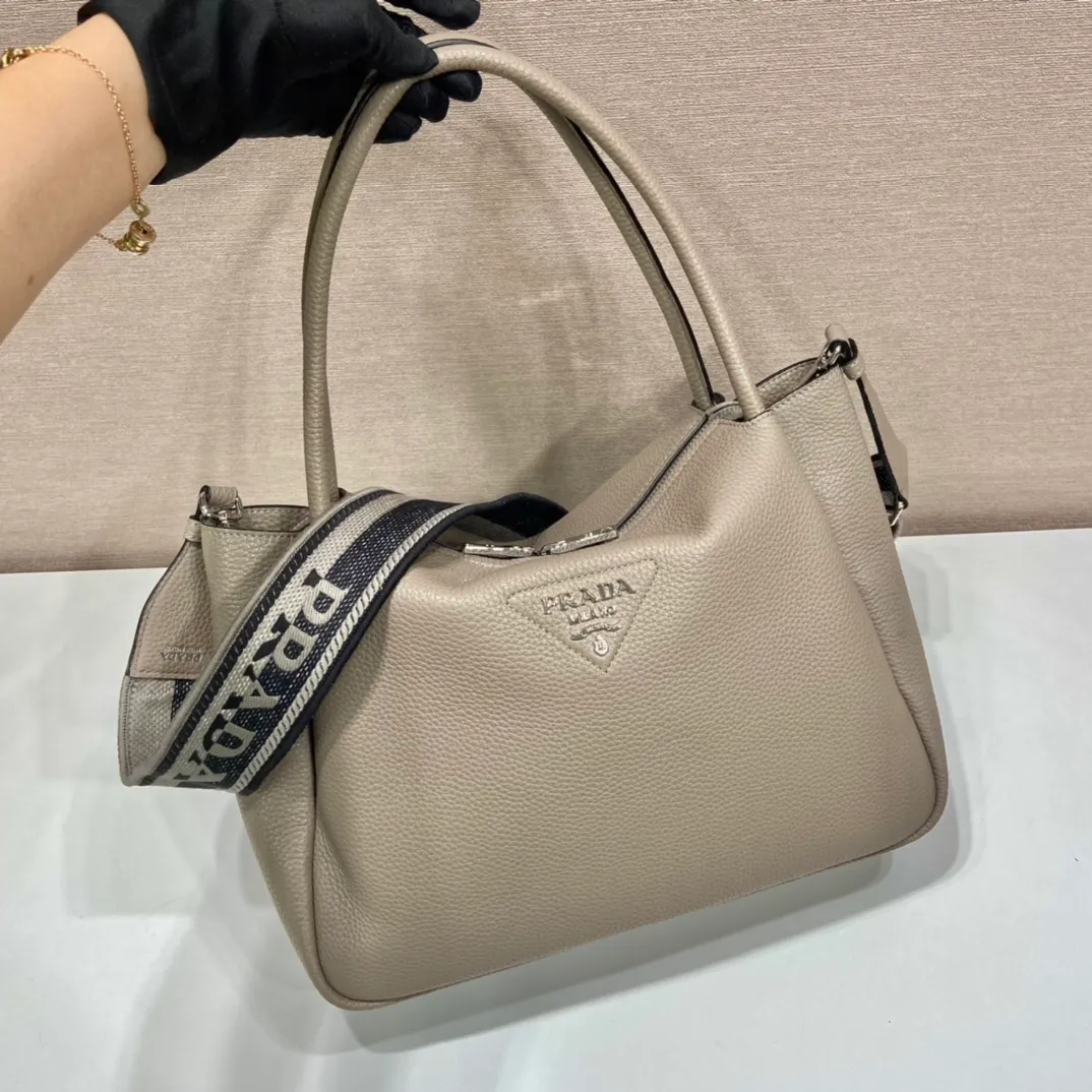 💰2040🎉New double shoulder strap🎉1BC170 double shoulder strap🎉Large size This double shoulder strap is made of imported deerskin grain cowhide and equipped with two interchangeable and adjustable long shoulder straps. The combination of fabric webbing and cowhide is perfect😘, versatile for mixing and matching different clothes on different occasions😘, large capacity, many compartments, super soft feel🎉Hurry up and get it🎉 Length 32x Height 26x Bottom 13cm🎉🎉🎉👏👏👏